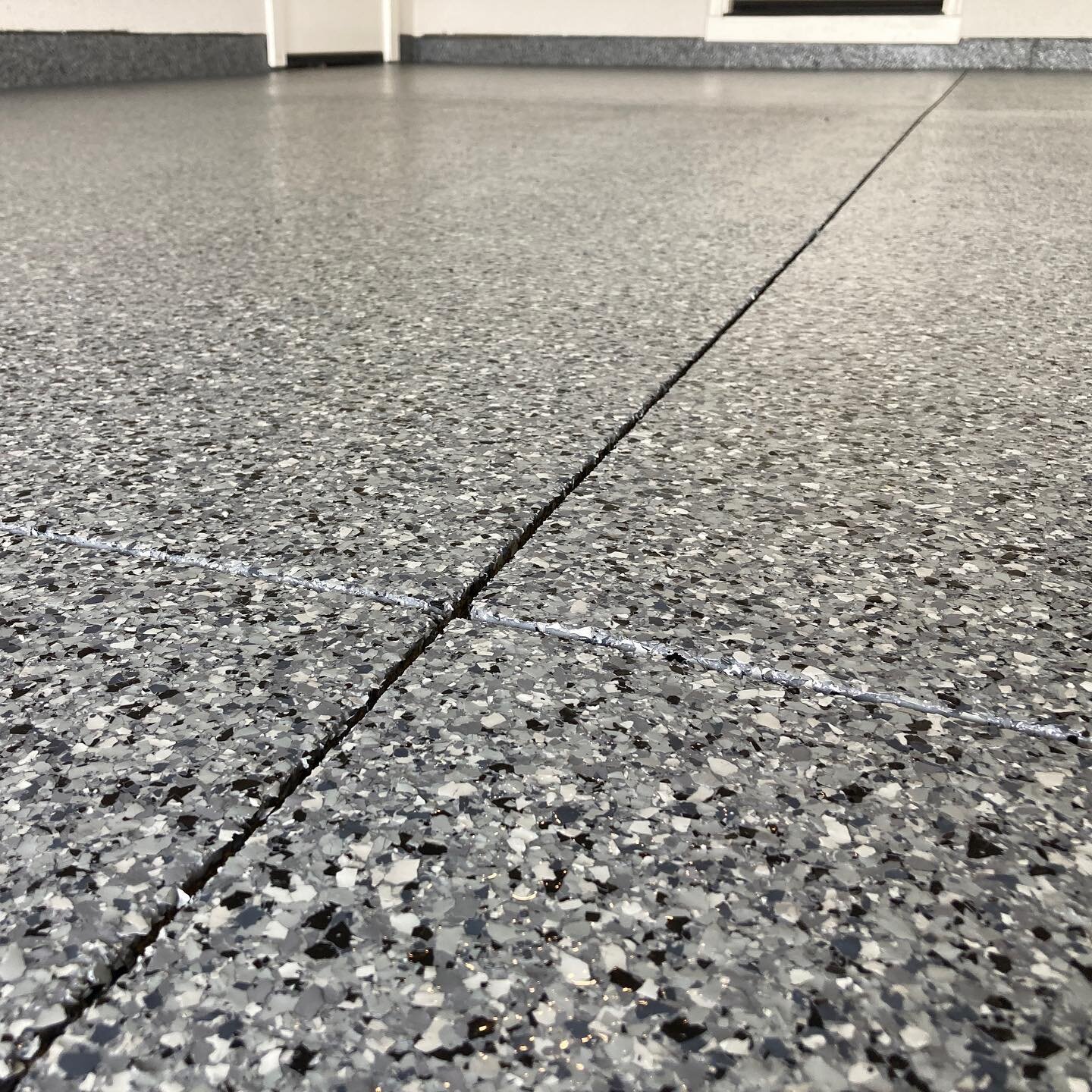 🤜 Dark floors always hit a little different!

👉Flake Epoxy System✨
👉Color: Nightfall🌌

✔️Durable
✔️Slip Resistant
✔️Clean

🙋&zwj;♂️Who is ready to upgrade their floors this summer?!

📱call/text: 208-402-8386

#epoxyfloor #epoxyflooring #garagef