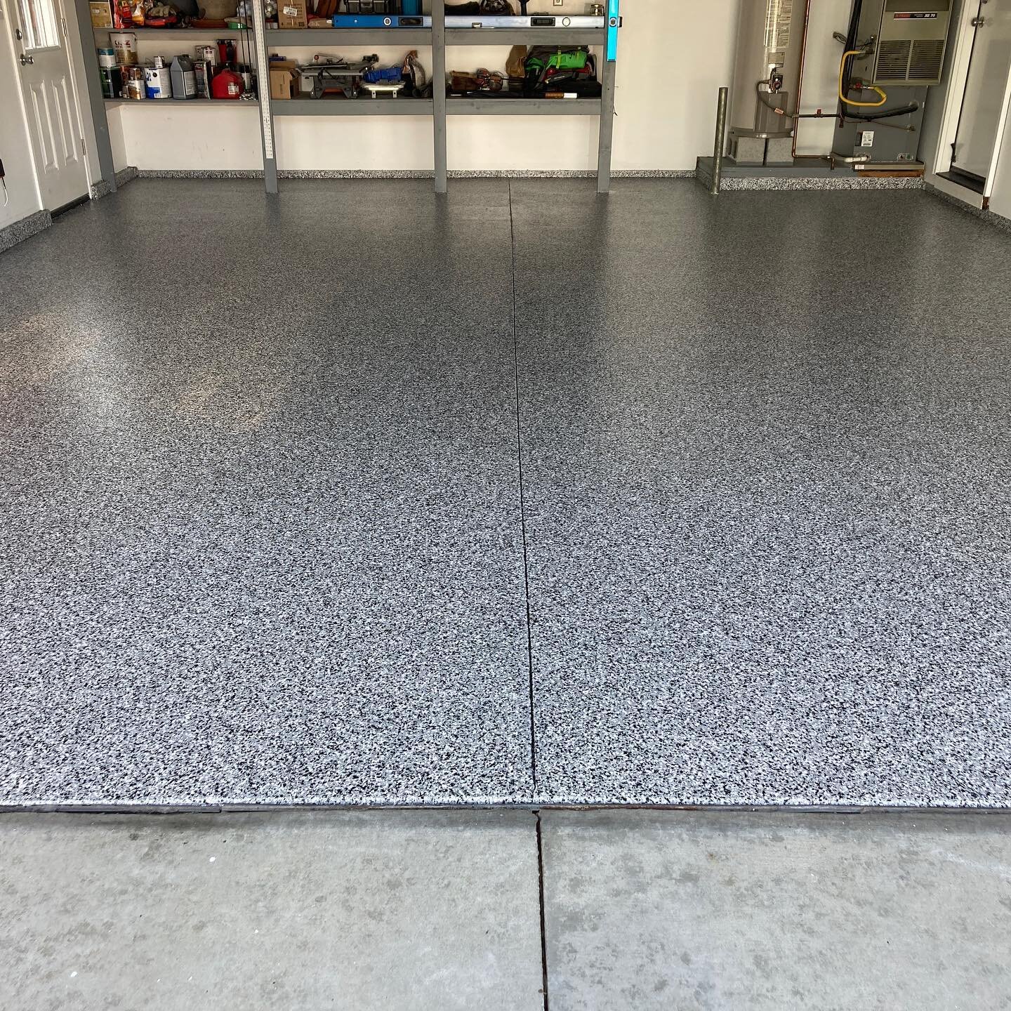 🥵 It&rsquo;s hot outside but our floors keep getting cooler and cooler! 😎 

👉Flake Epoxy System✨
👉Color: TUXEDO 🤵&zwj;♂️ 
👉Always 💯 

⬆️Are you ready to upgrade your dull concrete? 

FREE ESTIMATES!
📱Text: 208-402-8386

#epoxyfloor #epoxyfloo