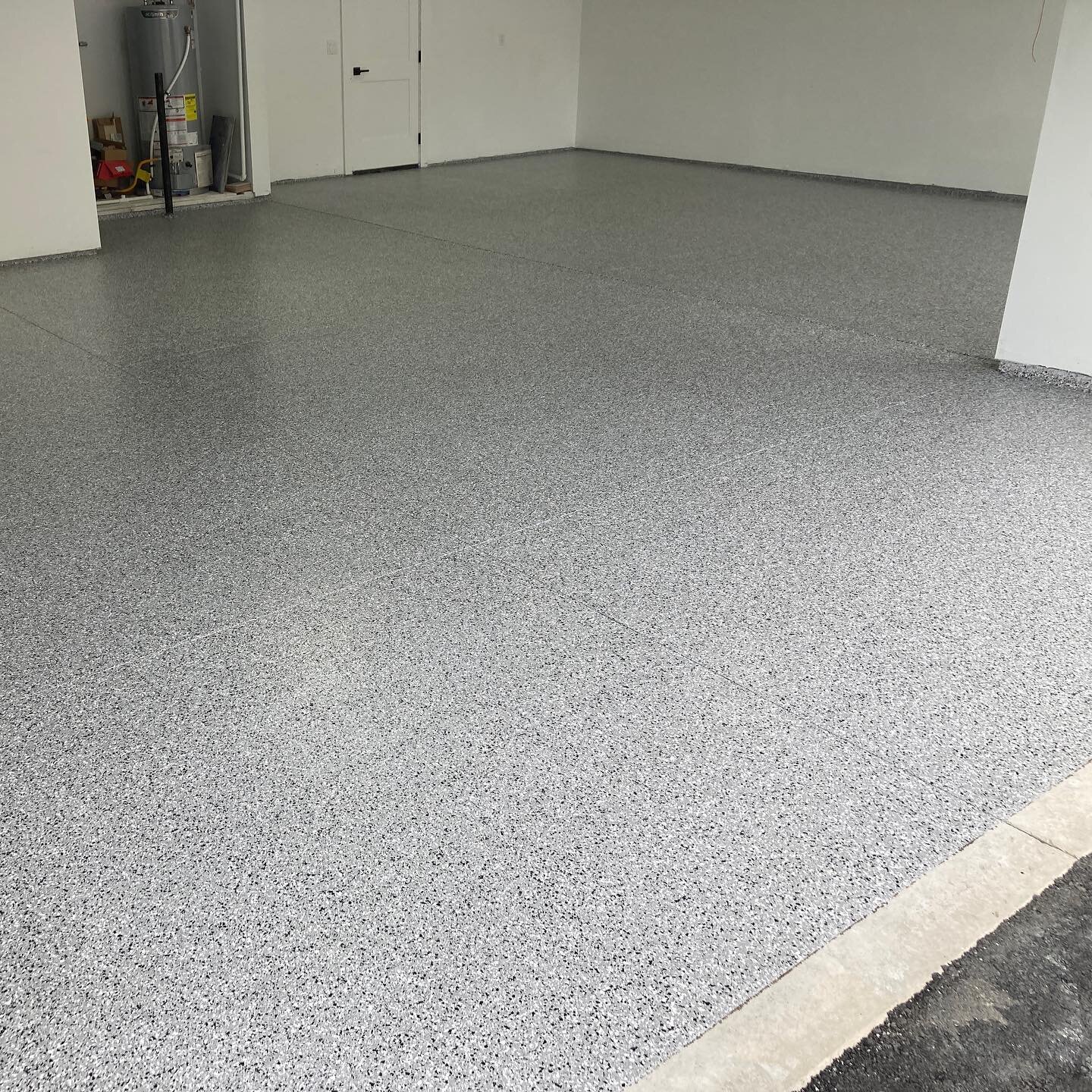 😎Another fresh floor, another happy client!

👌Our team installs with a level of craftsmanship that is unmatched! The pictures speak for themselves!

👉Flake Epoxy System✨
👉Color: GREY🐺
👉Always 💯 

📱call/text: 208-402-8386

#epoxyfloor #epoxyfl