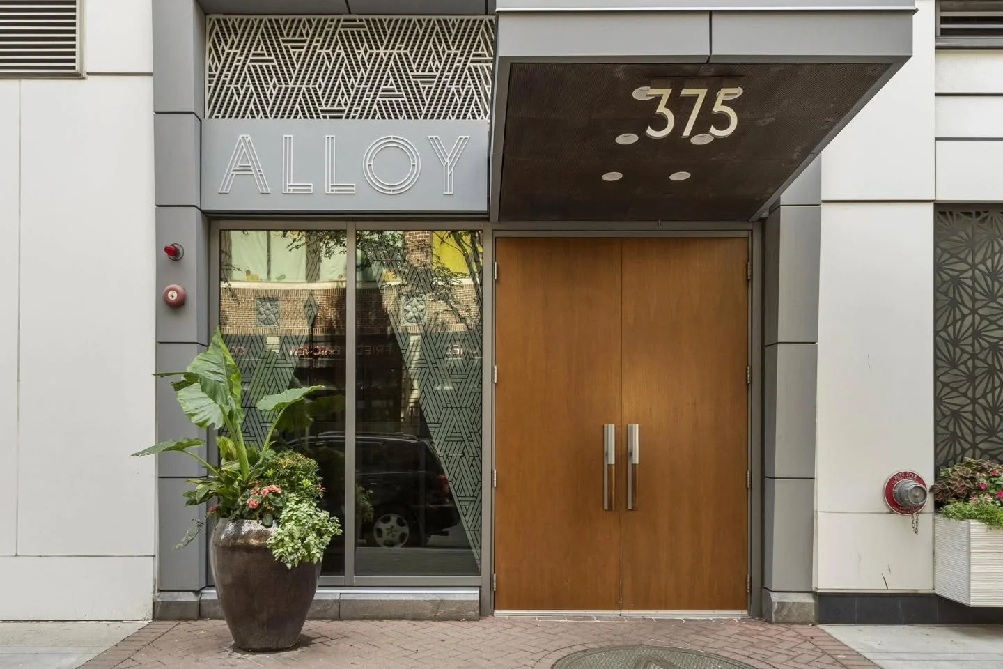 1BR + Den unit at The Alloy at Assembly Row. This isn't just an apartment; it&rsquo;s full access to a self-contained urban oasis. Experience high-octane living with restaurants, retail, and transit steps away, paired with the rare luxury of waterfro