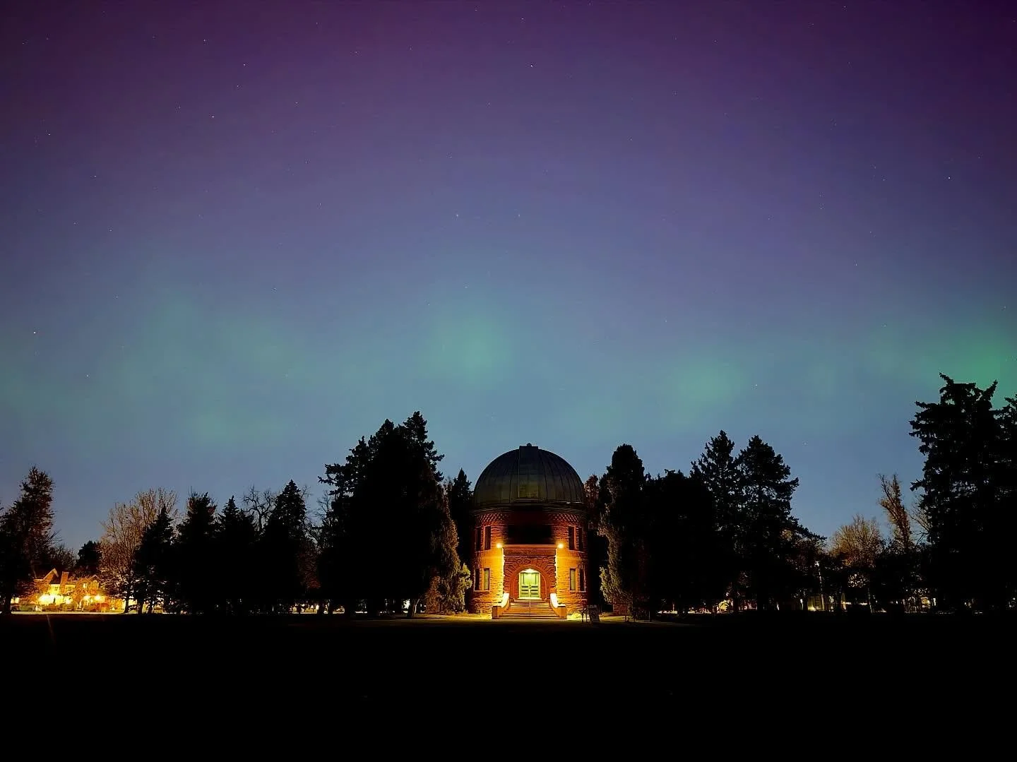 Aurora visible over Denver this evening!

#northernlights #colorado #denver