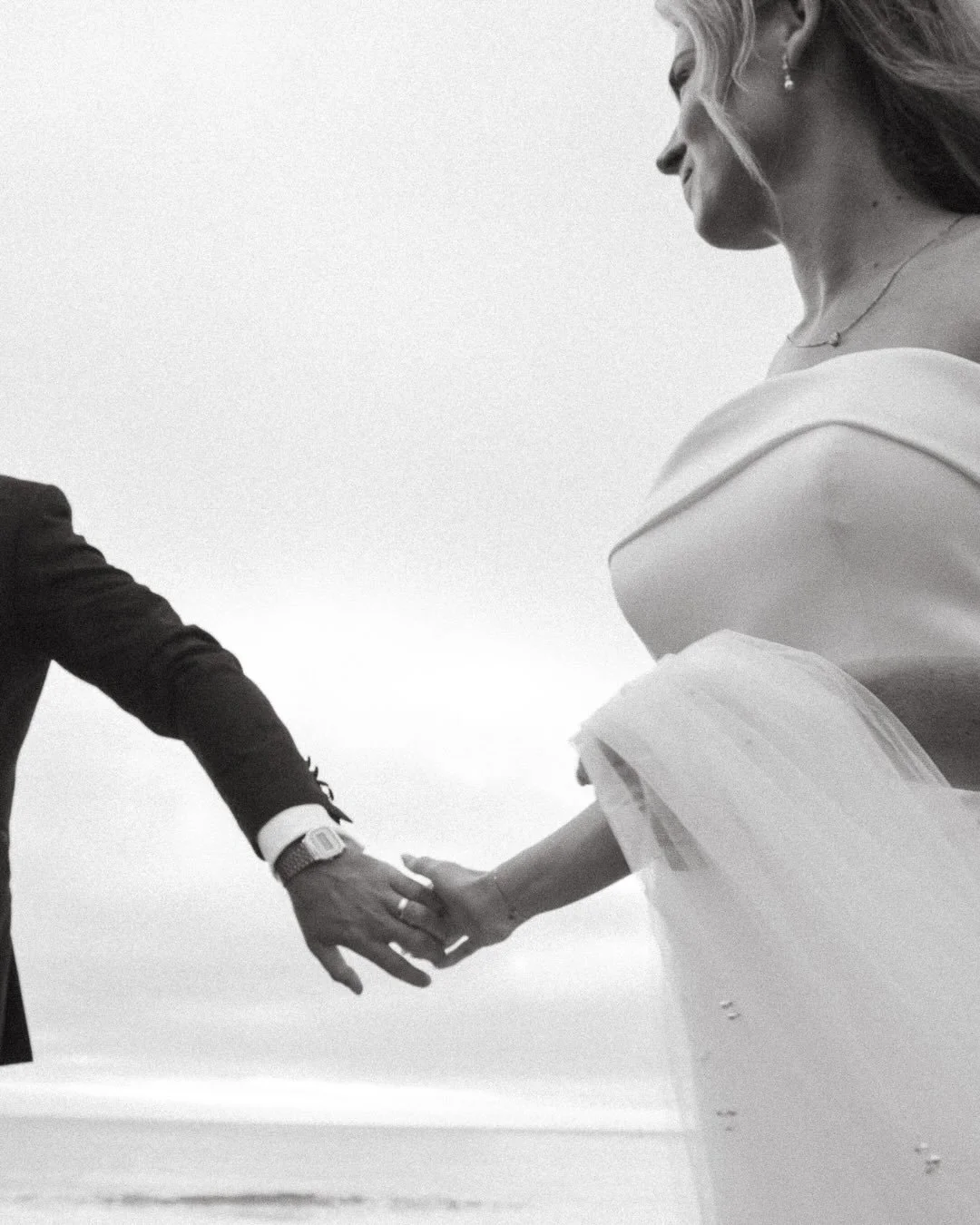 Arrancamos la temporada de bodas de verano, y eso siempre significa una cosa: volver a encontrarnos con el mar. 
La luz dura m&aacute;s, los atardeceres se vuelven parte de la celebraci&oacute;n, el mar se siente m&aacute;s cerca y cada momento parec