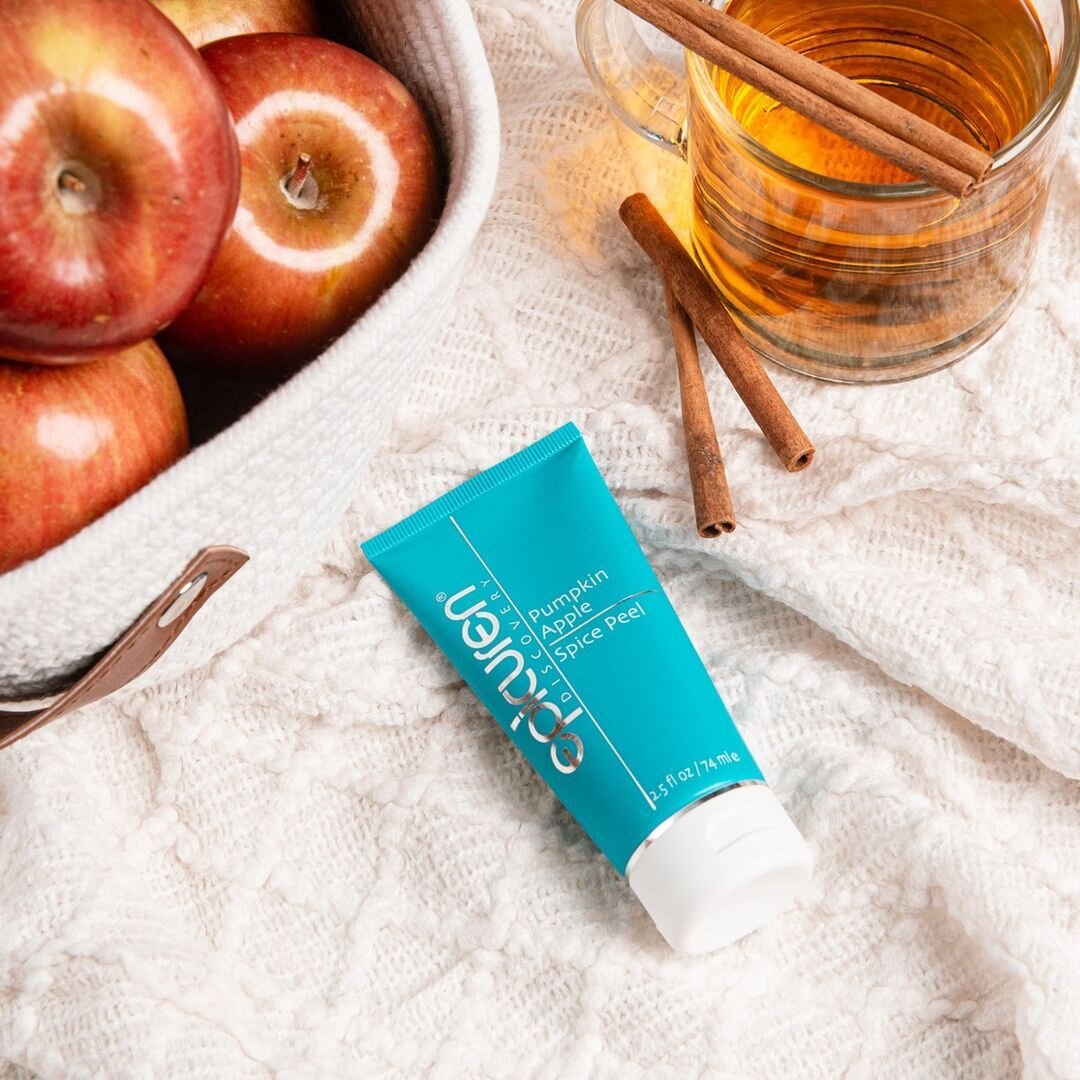 We're pumped for Pumpkin!

Did you know? 

Pumpkin is known to be rich in phytonutrients and antioxidants, which can promote clarity for a refined look and feel.

Our Pumpkin Apple Spice Peel gently buffs away impurities by encouraging hydration and 