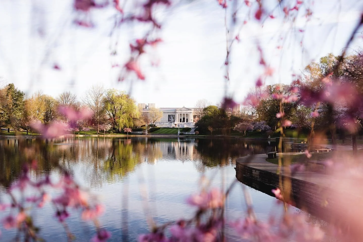 Happy Sunday 🌞 Hope everyone is able to get out and enjoy this beautiful weather and the spring blooms! 🌸

&hellip;
#universitycircle #thisiscle #inthecircle #clevelandart #wadelagoon #clevelandmuseumofart #springblooms #cherryblossoms #teamcanon