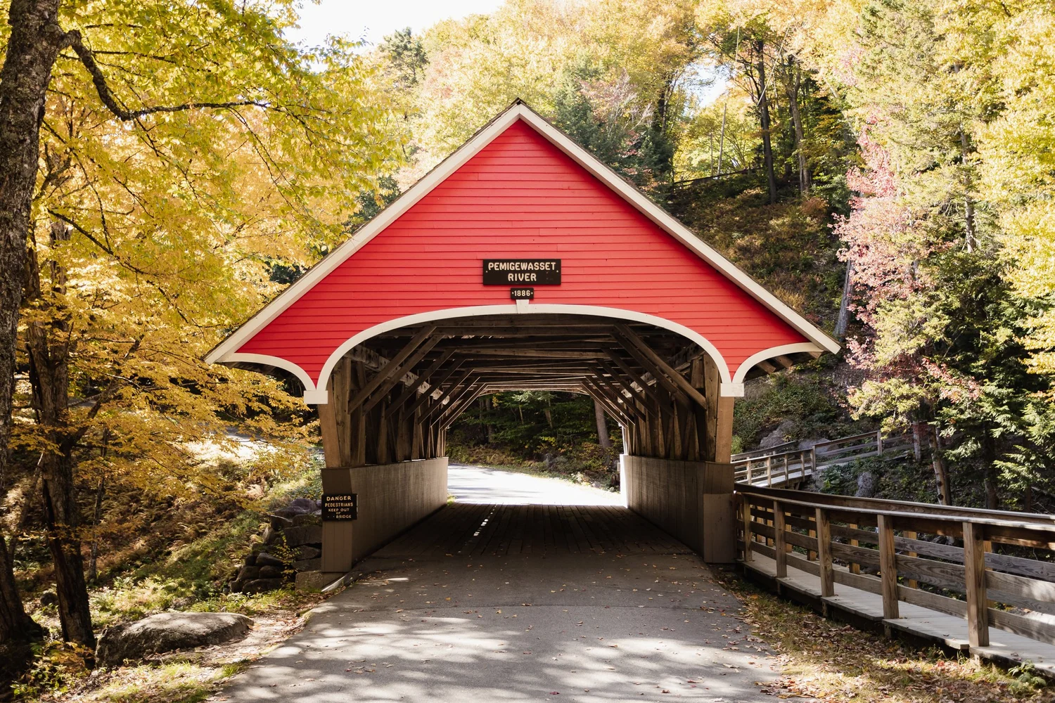 hiking-the-flume-gorge-trail-in-franconia-notch-state-park-nicole