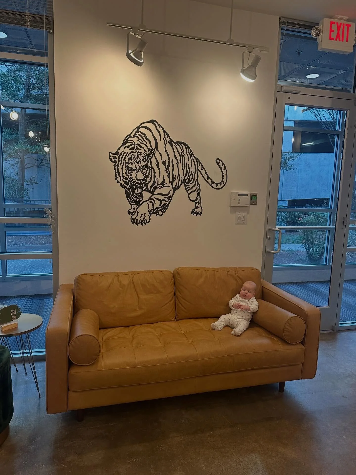 Waiting for mom to finish her pelvic floor PT appointment like&hellip;&hellip; 🫱🏼🫲🏼

Ps YES you can bring your baby to your postpartum appointments!