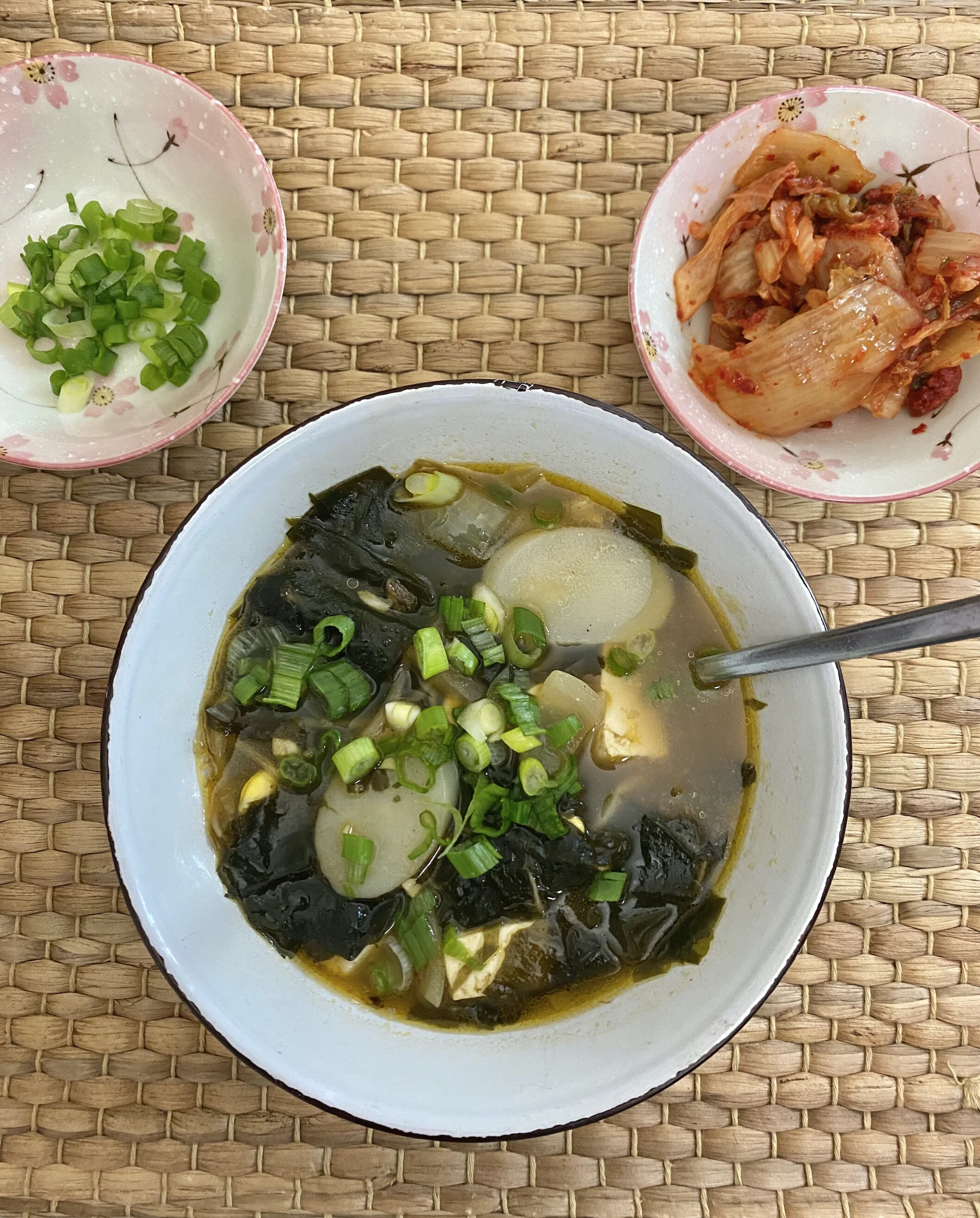 Soul in a Bowl *Rice cake seaweed soup 미역 떡국*