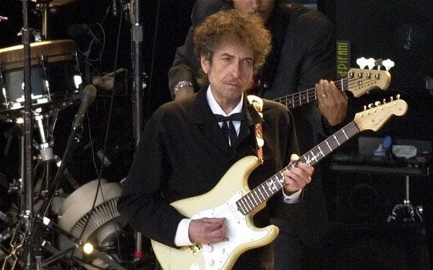 On this day in 2001 - @bobdylan is turned away by security guards at his concert at the Jackson County Exposition Center in Oregon because he doesn’t have a credential. The guards were under orders from Dylan’s security director not to le