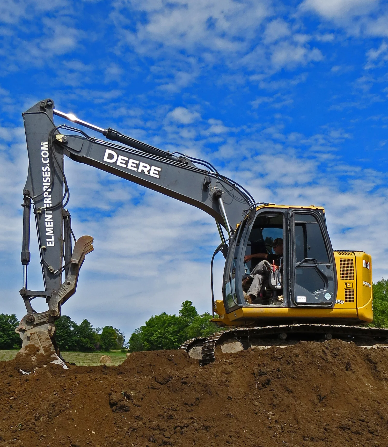 JOHN DEERE 135 EXCAVATOR WITH BLADE, 2 BUCKETS AND HYDRAULIC THUMB
