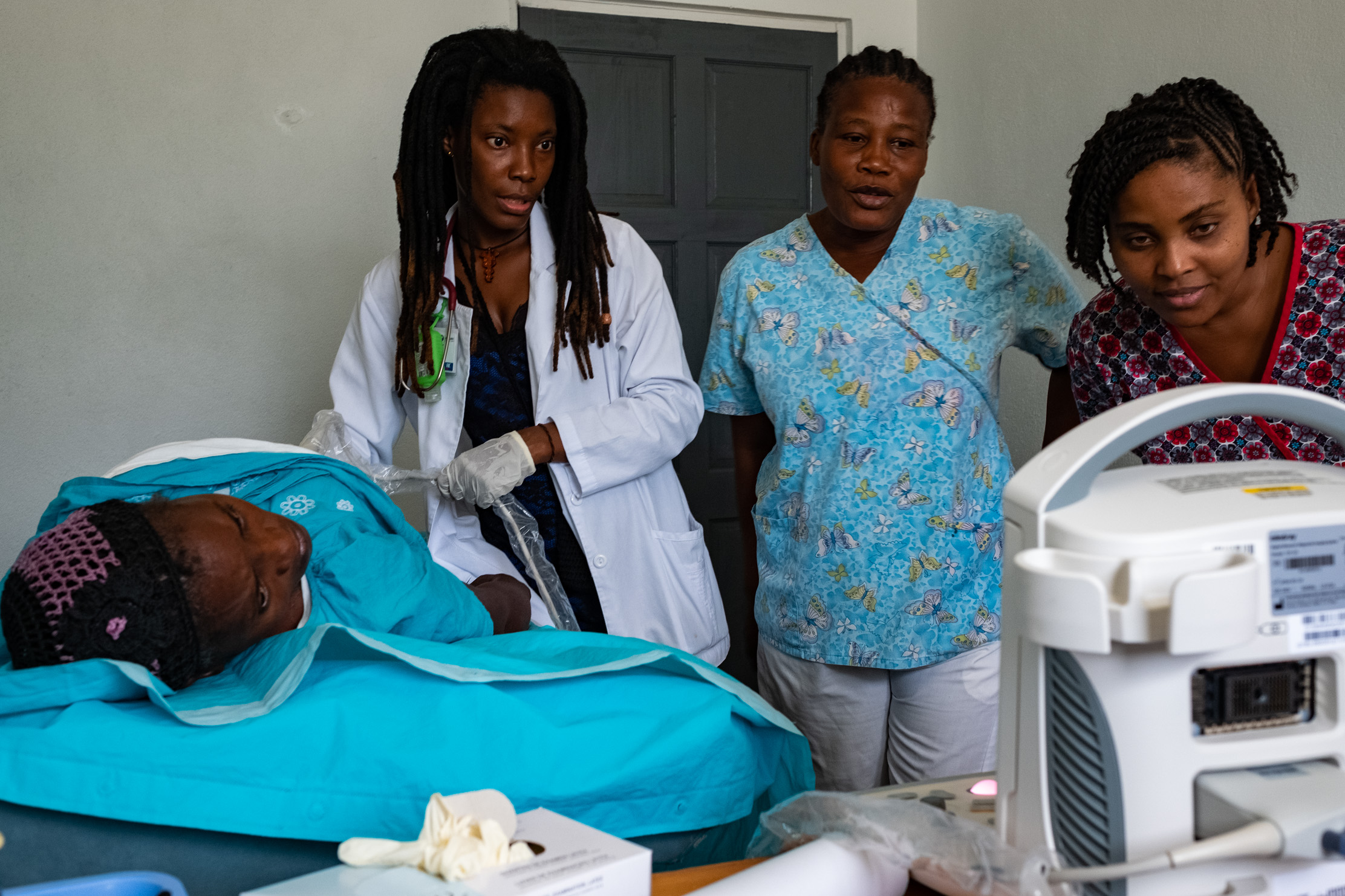 Dr. Darline Molin Dol, Medical Director of the Project Medishare Centre de Santé/Maternite de Lahoye started sharing her new knowledge and teaching her nurses with her very first scan. She also shows them how to use the 7D Imaging NAV software as an ongoing resource providing tools for continued self-learning.