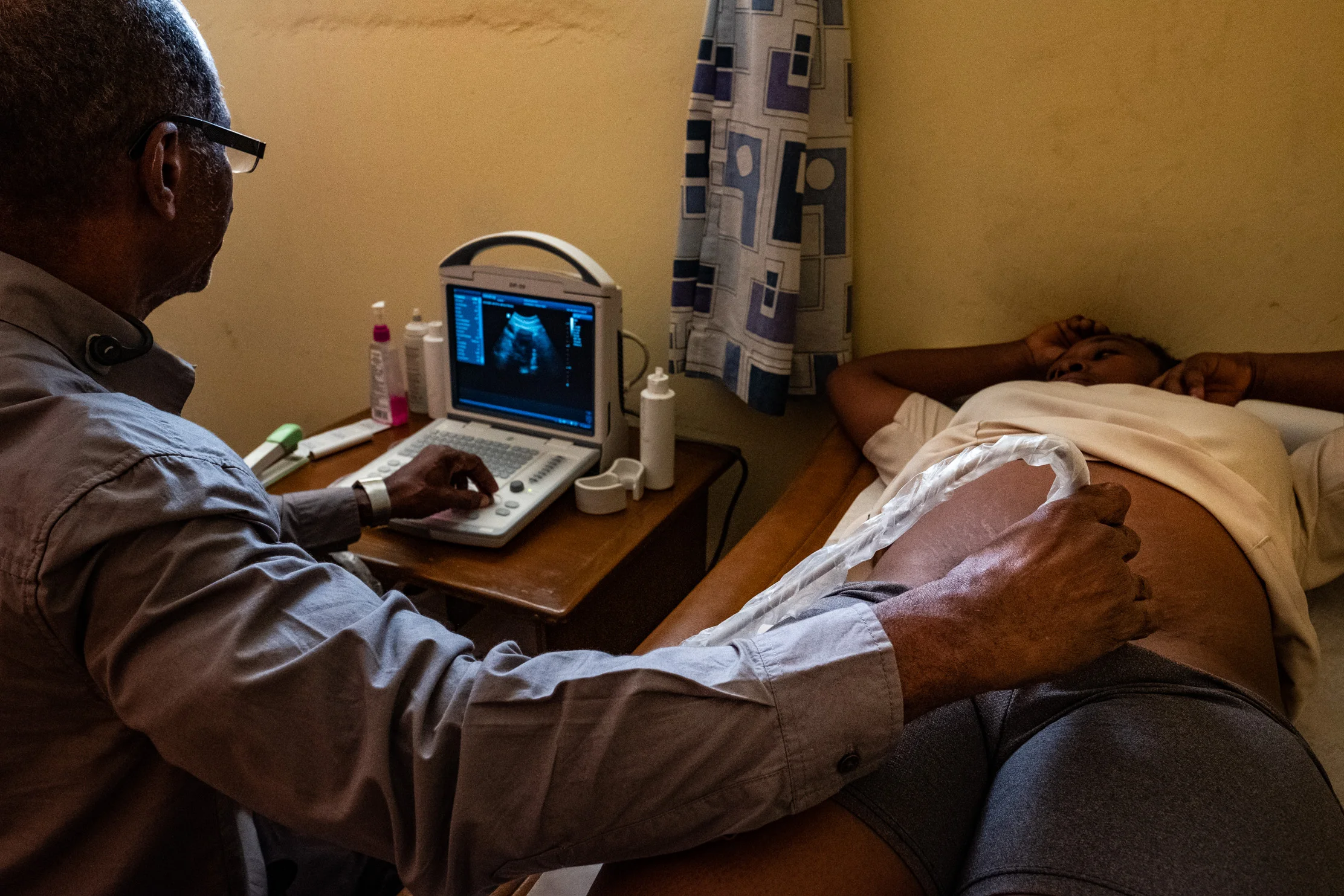 Dr. Arold Scutt scanning a new mother after NYAGI skills-training in Haiti.