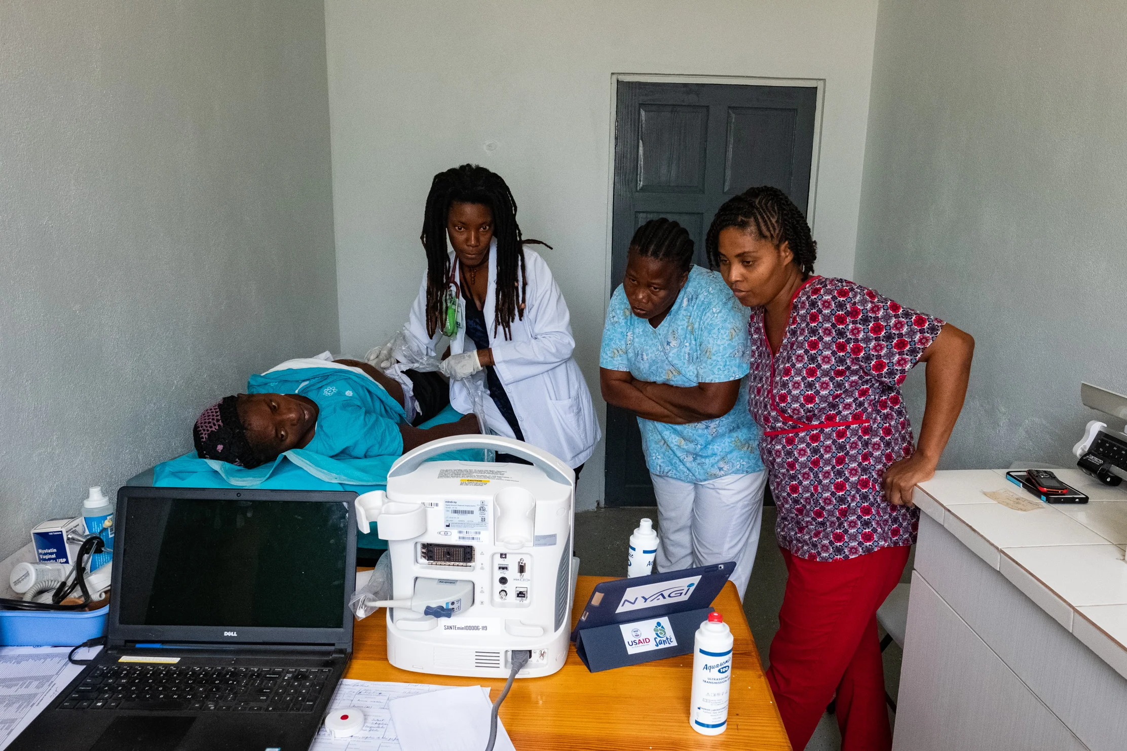 Dr. Darline Molin Dol, Medical Director of the Project Medishare Centre de Santé/Maternite de Lahoye started sharing her new knowledge and teaching her nurses with her very first scan. She also shows them how to use the 7D Imaging NAV software as an ongoing resource providing tools for continued self-learning.