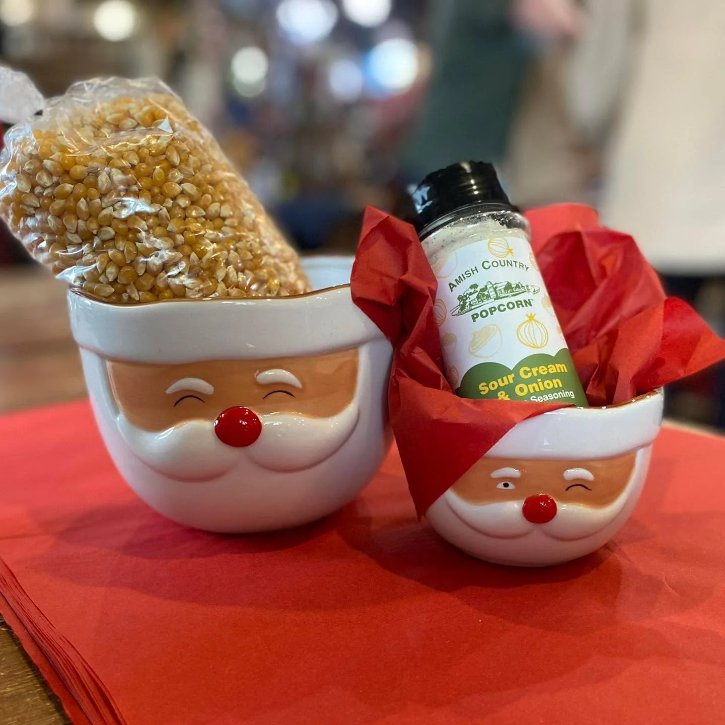 These jolly little Santa bowls are popping with personality ❤️
Filled with Amish Country popcorn kernels and fun seasonings, they make the cutest ready-to-go gift for neighbors, teachers, coworkers&mdash;or that one person who always hosts movie nigh
