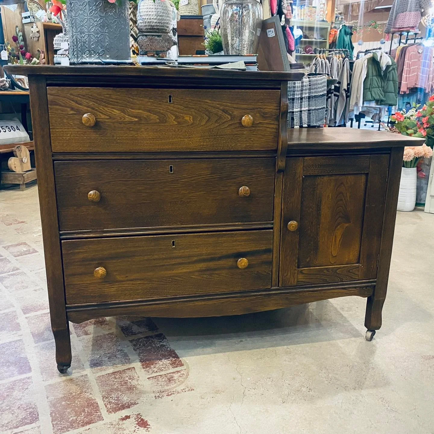 ✨ this one is a SHOW STOPPER ✨
too beautiful to paint and an incredibly flawless finish
42 W x 19.5D x 31.5.H
$279