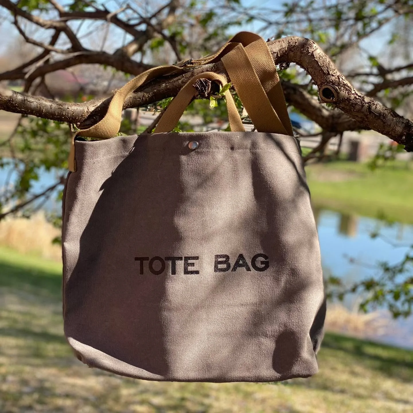 Go ahead&hellip; fill the tote 👜
Snacks, books, market finds&mdash;you name it.
With both shoulder and hand straps, it&rsquo;s ready to go wherever you do (comes in vanilla or stone grey).

Barn Hours:
Monday - Saturday 10am-5pm 
Wednesday 10am-7pm 