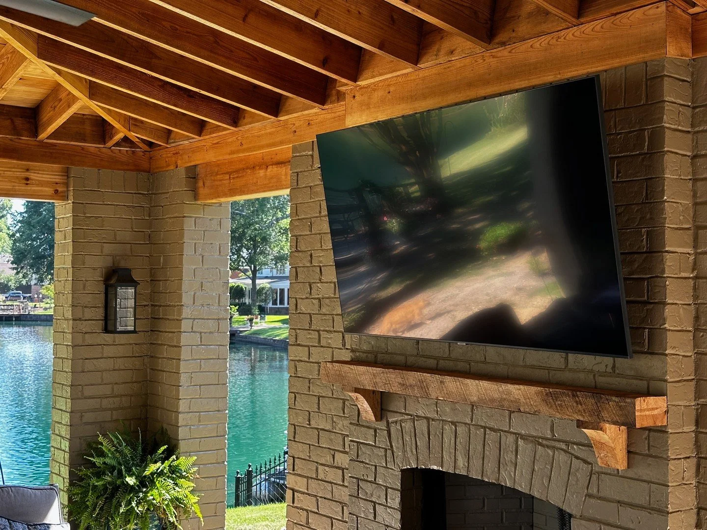 As the seasons change, so does the way you enjoy your space.  Nothing beats a crisp  fall morning with coffee and your outdoor TV. ☕📺🍁