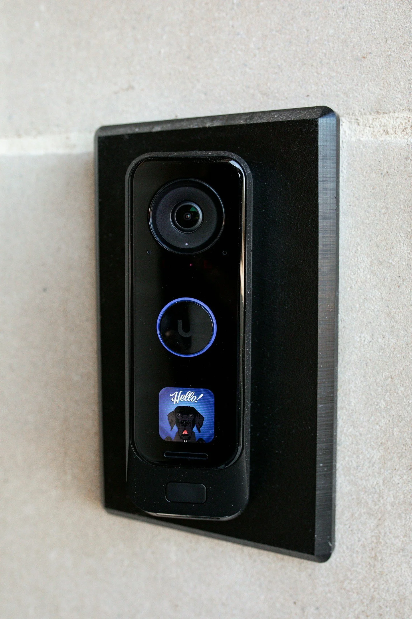 The right doorbell camera should fit your home and how you live. We help our clients choose the best option and can even customize the image on the doorbell screen. 📸 @kayleighgossett_interiorphotos