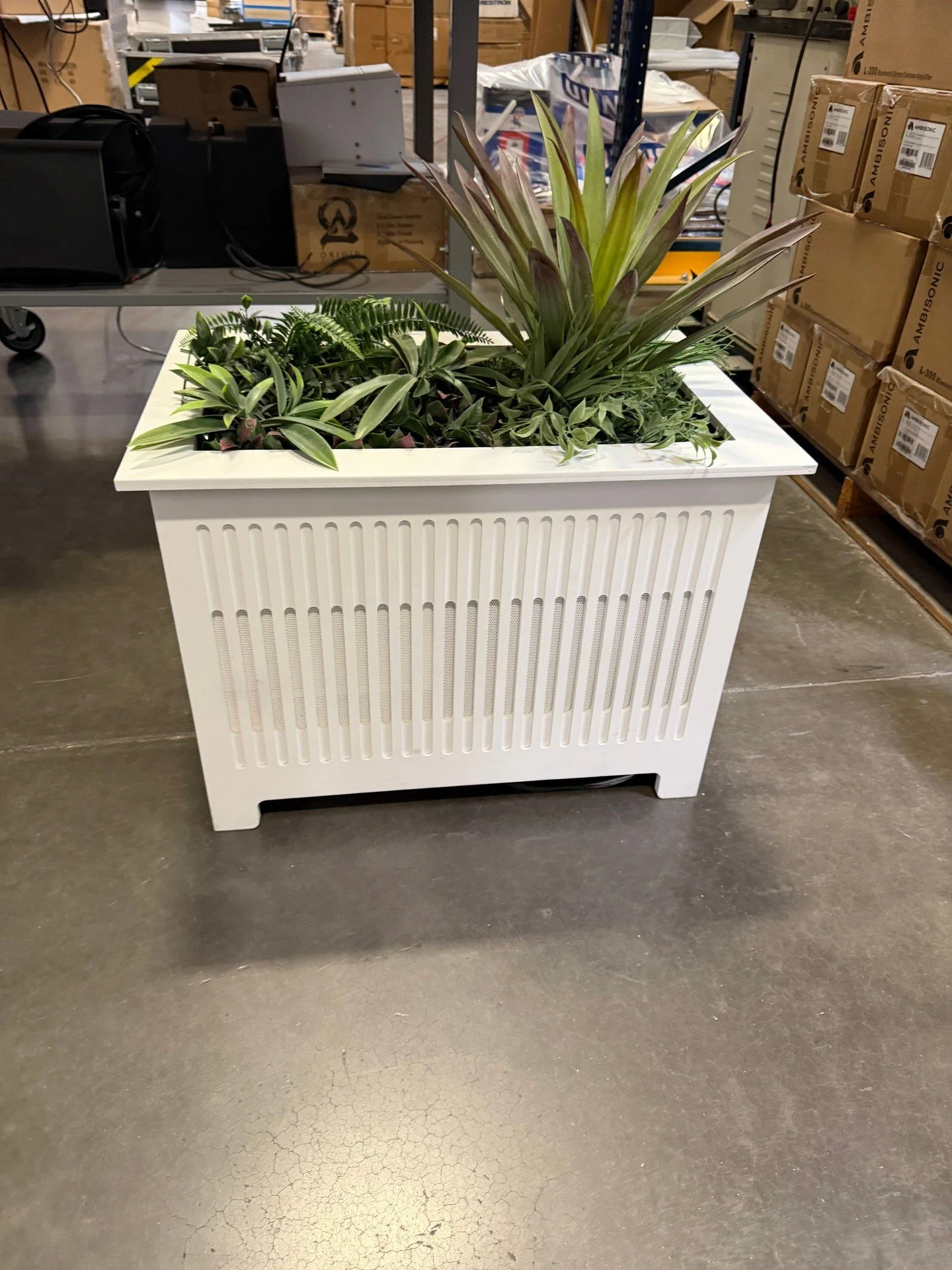 While visiting one of our favorite vendors in Vegas last month, we came across this 👀
A planter that doubles as a speaker 🤗
Fully customizable to match the look and feel of your outdoor space 🌹🌸🌺🌷