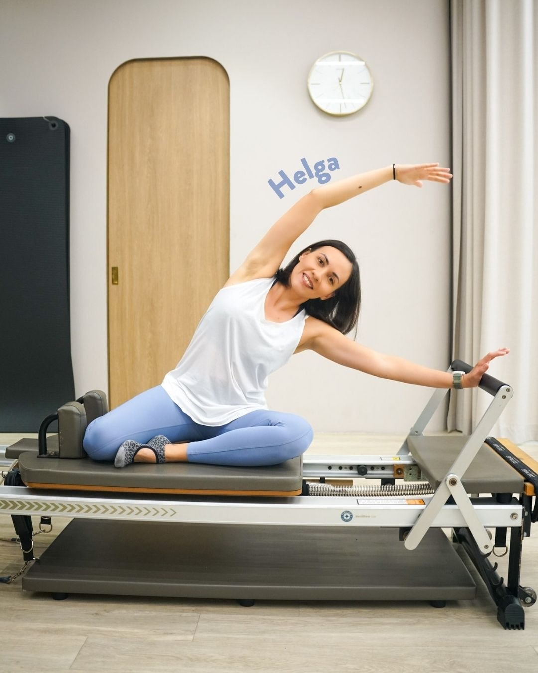 🇦🇺 Born and raised in Australia, Helga discovered Pilates in her early 20s to manage chronic back pain during her PhD in Biomedical Research. When she moved to Singapore, she transitioned from academia and earned her Mat and Reformer certification 