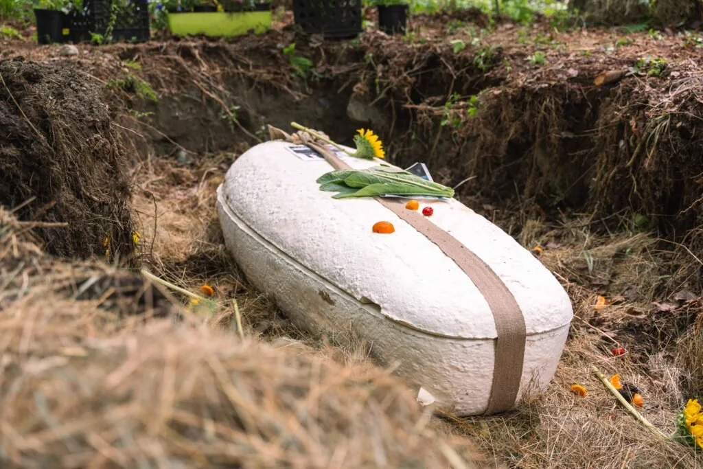 loop-living-cocoon-mushroom-mycelium-casket-coffin-green-burial-funeral-3-1024x683.jpg