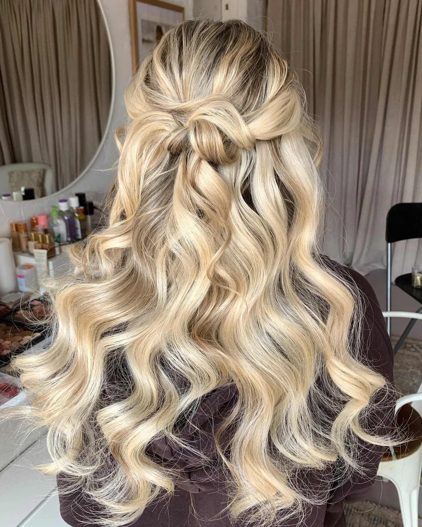 Today&rsquo;s lil half up number 🩷 Trying to disguise some grown out hair extensions was a little fiddly, but I&rsquo;m pretty happy with how it turned out. 
.
#jaynellelording_makeup #melbourne_brides #jaynellesmakeup #morningtonpeninsulaweddings #