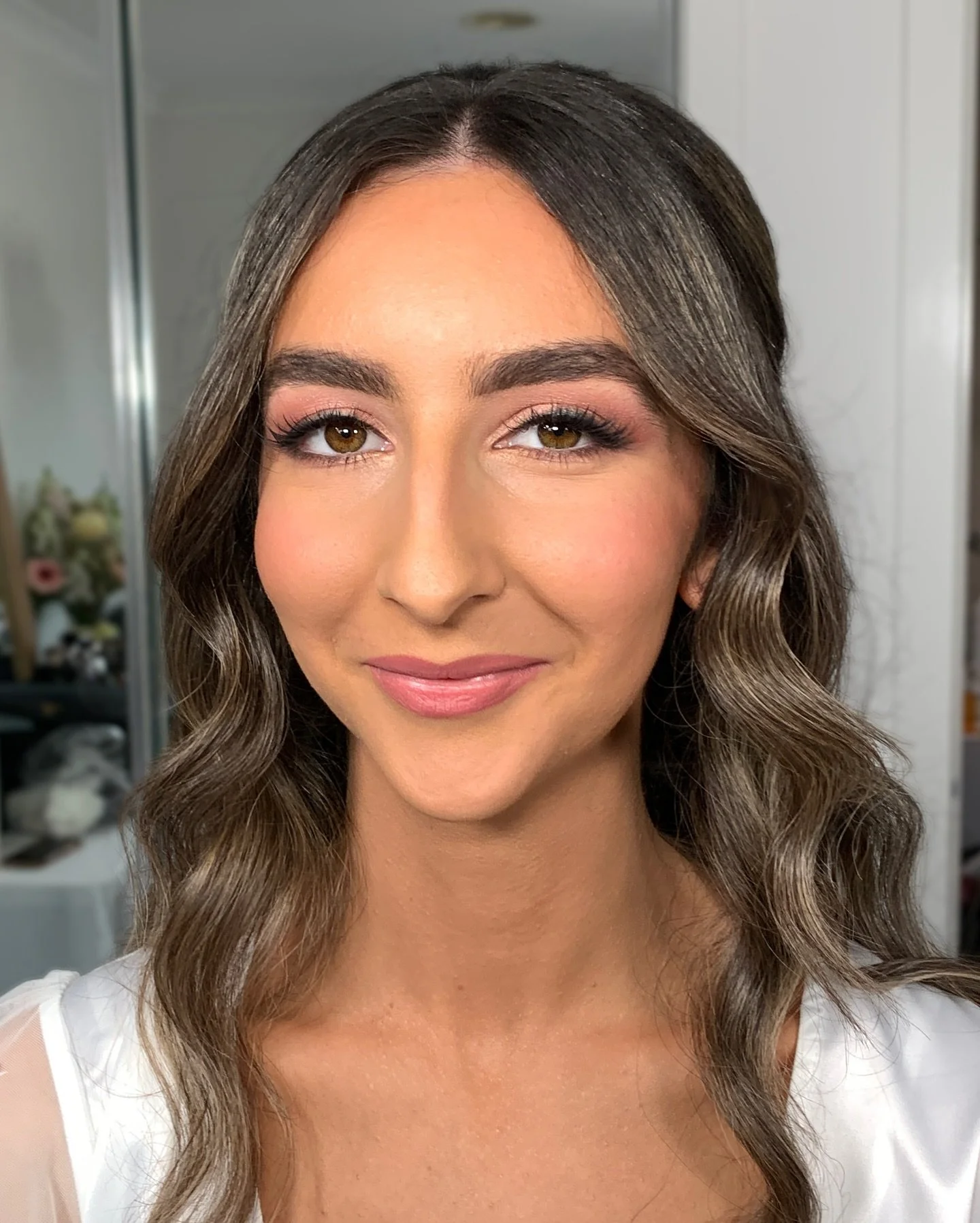 Still can&rsquo;t get over how pretty this pinky-toned look turned out on my bride @jasmine.ferris_ from the weekend. So stunning!!!
And the most beautiful hair as always by @harymay_bridal 
.
#jaynellelording_makeup #melbourne_brides #jaynellesmakeu