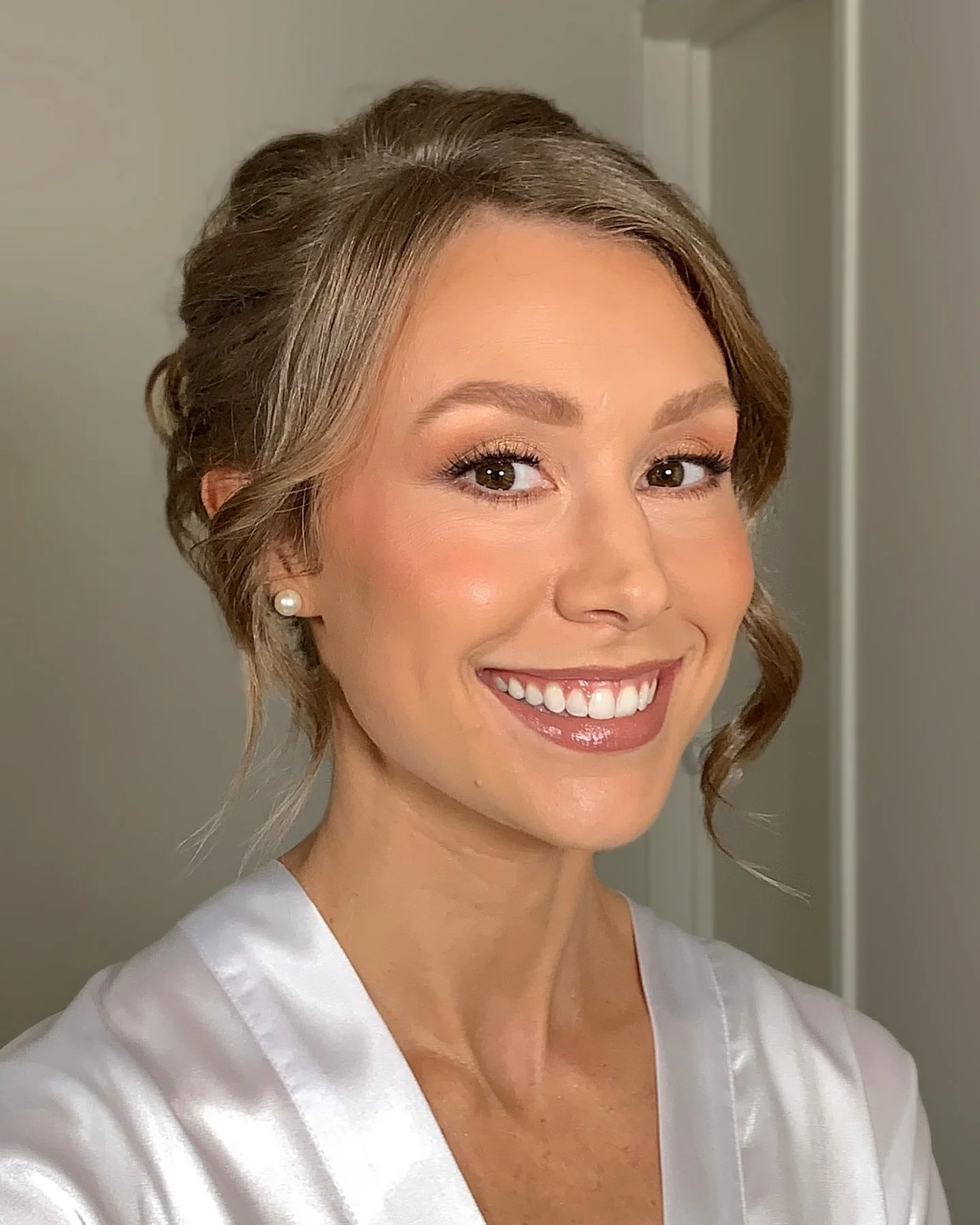 A little moment my beautiful bridal client @donna_smith08 So gorg!

Hair @kelseymareehair 
.
#jaynellelording_makeup #melbourne_brides #jaynellesmakeup #morningtonpeninsulaweddings #morningtonpeninsulamakeupartist #melbournemakeupartist#makeupartistm