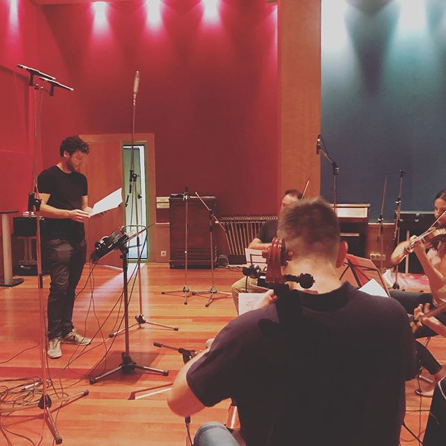 Hoy hemos grabado una parte de lo que ser&aacute; la banda sonora del pr&oacute;ximo proyecto.
&iexcl;Qu&eacute; lujo de equipo!
#thespanishcomposer #bso #st #filmcomposers #comingsoon