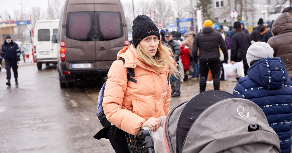 Ukraine : Des femmes fuient et manifestent leur solidarité alors que l’offensive militaire ravage le pays