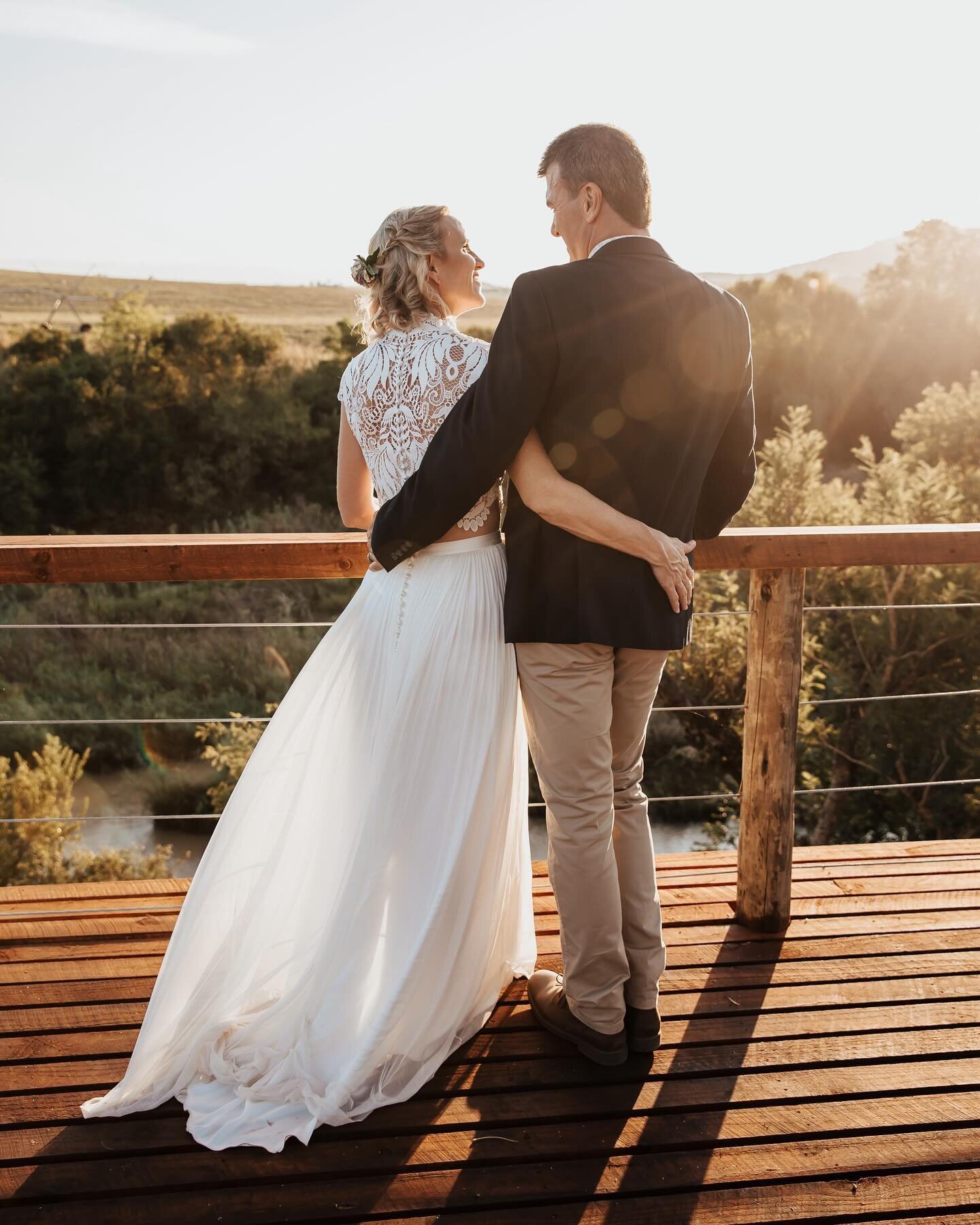 Rich &amp; Vix ✨
It&rsquo;s been a while since I&rsquo;ve had such a stunning sunset! More to follow 🖤

Venue - @tugelariverlodge 
&bull;
&bull;
&bull;
#weddingphotographer #groom #bride #instawedding  #bridetobe #lovestory #weddinginspiration  #mar