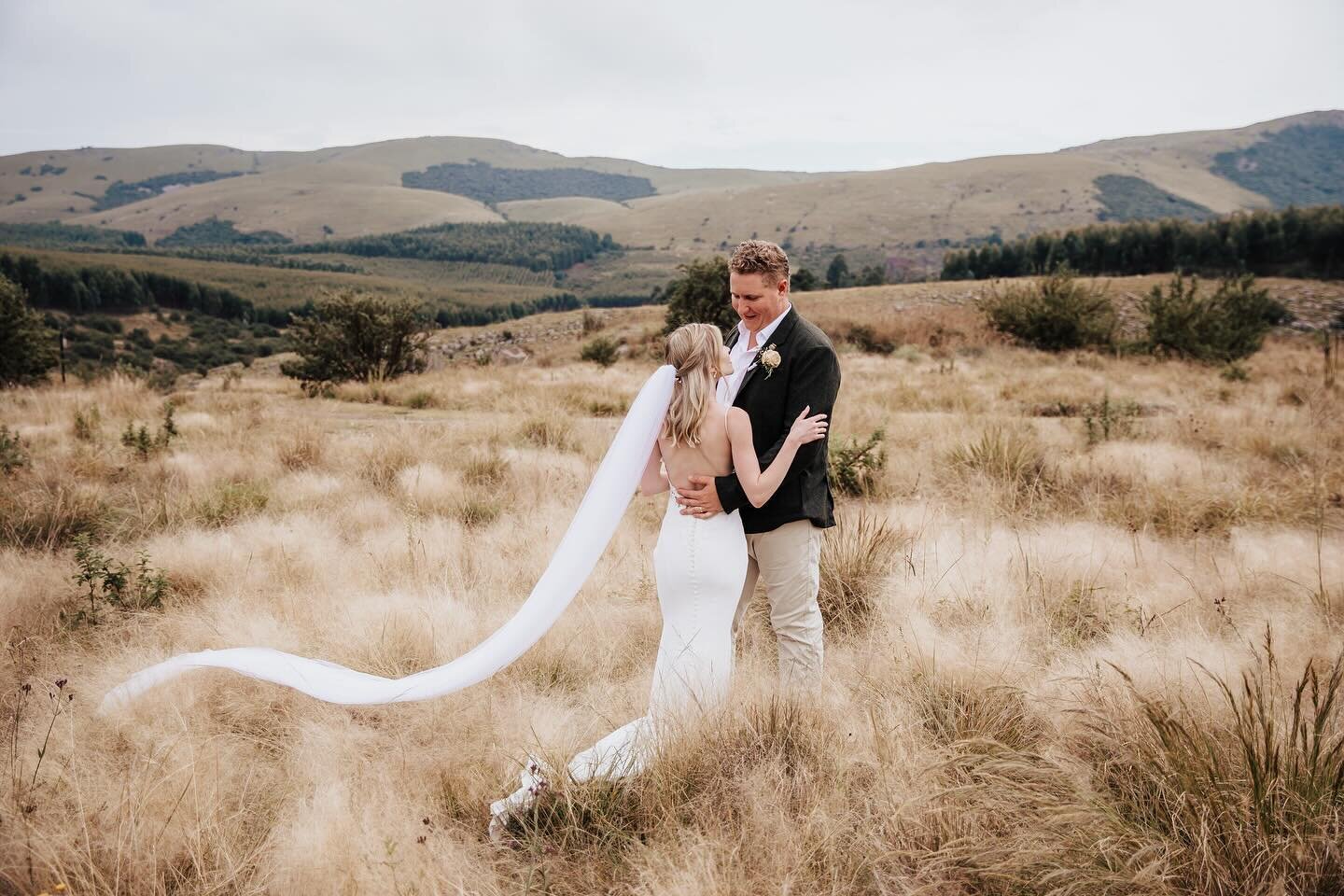 This gorgeous sneak peak is busy uploading and I cannot wait for these two special people to get them! Those goldy tones 🥹 Jason &amp; Courtney - hope you are as excited as me!!! 

Looooooots more coming soon! ✨

Venue - @stardam_lodges 

&bull;
&bu