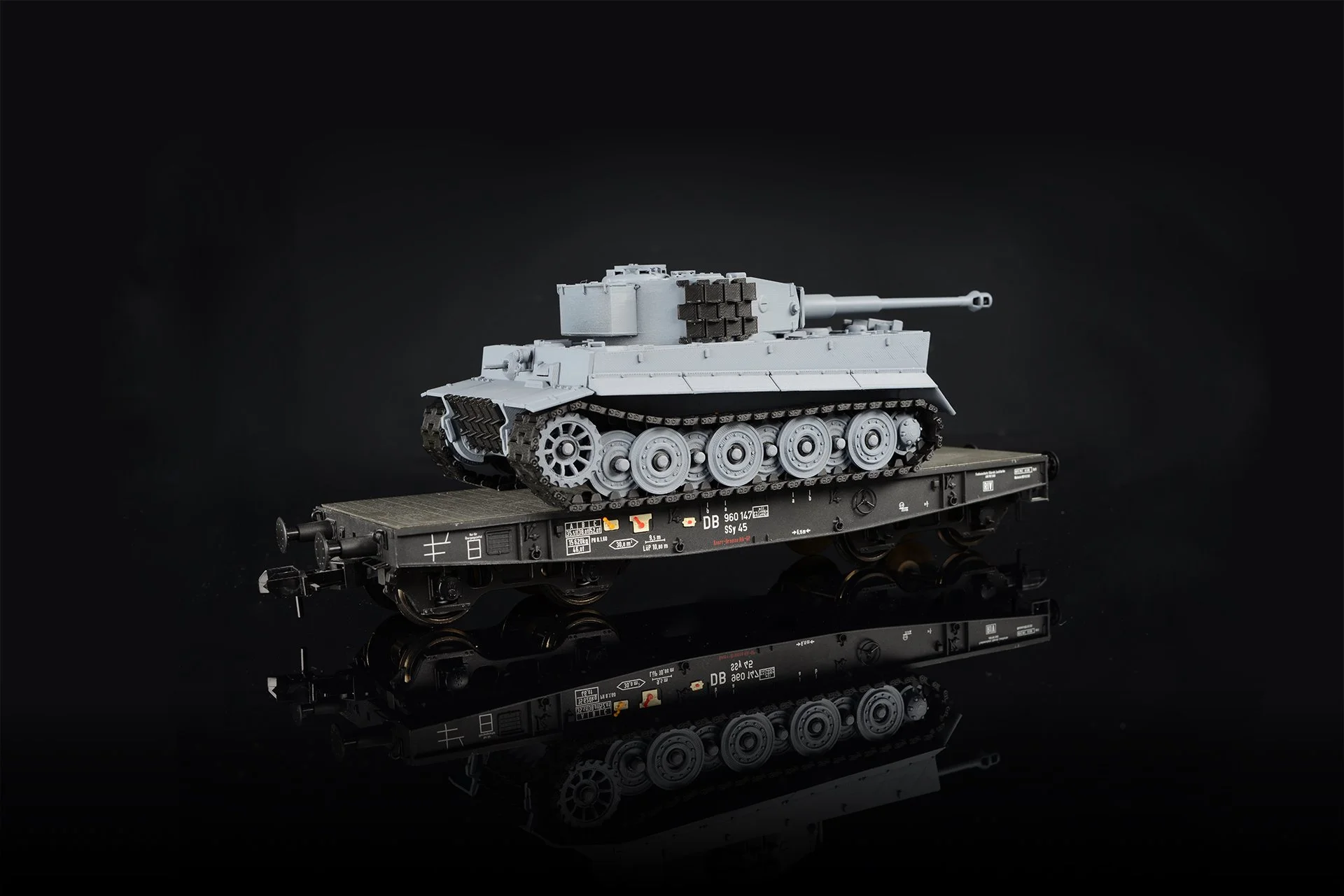 Tiger 1 Ausf. E Grau + SSY45.jpg