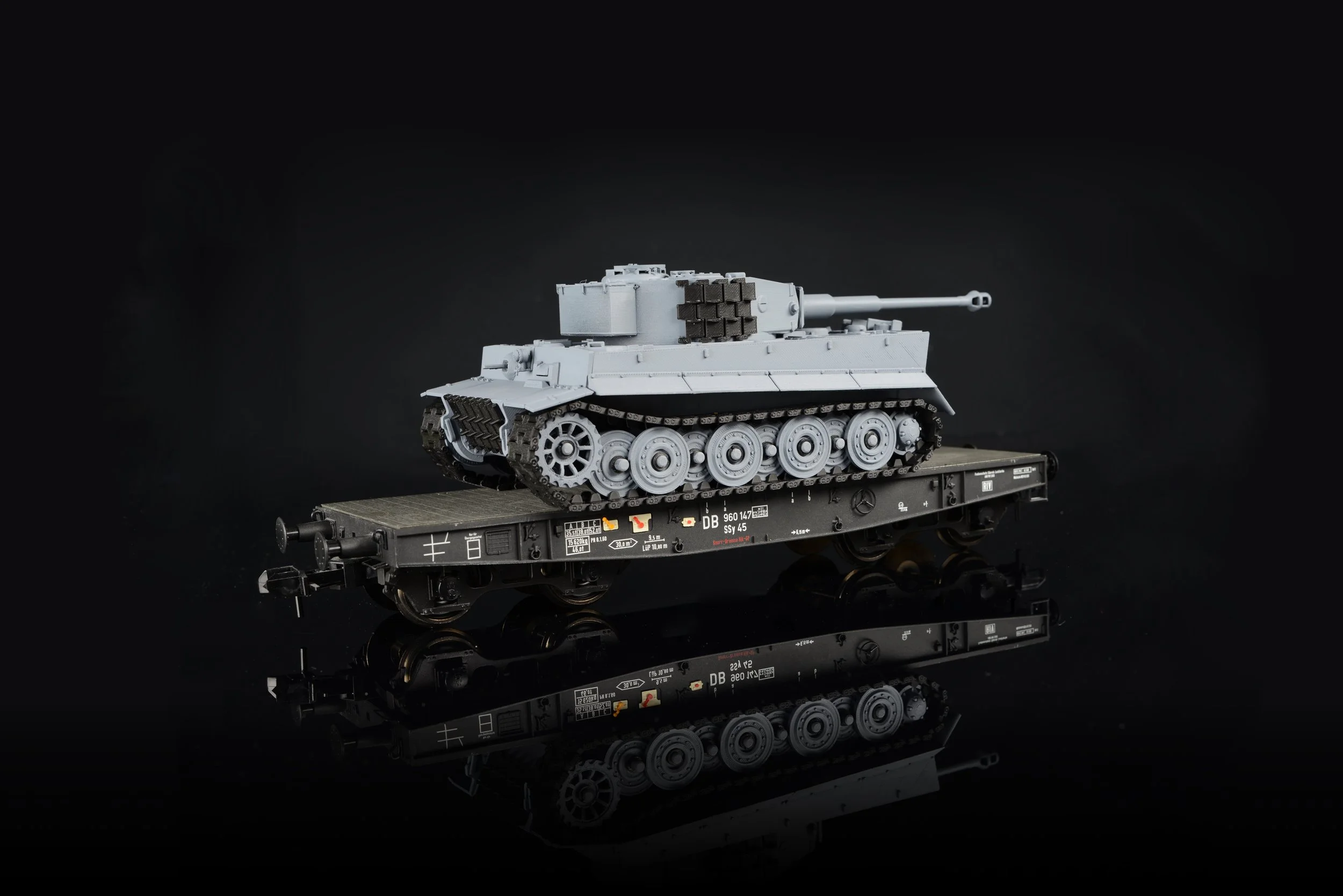 Tiger 1 Ausf. E Wünstentarn.jpg