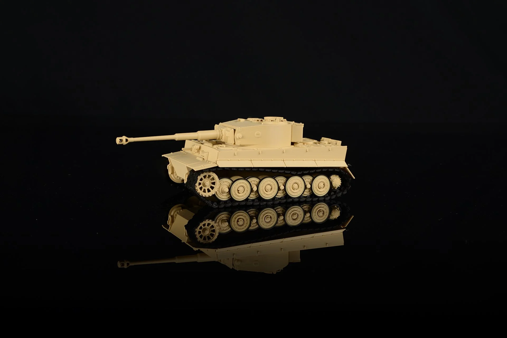 Tiger 1 Ausf. E Wüstentarn.jpg