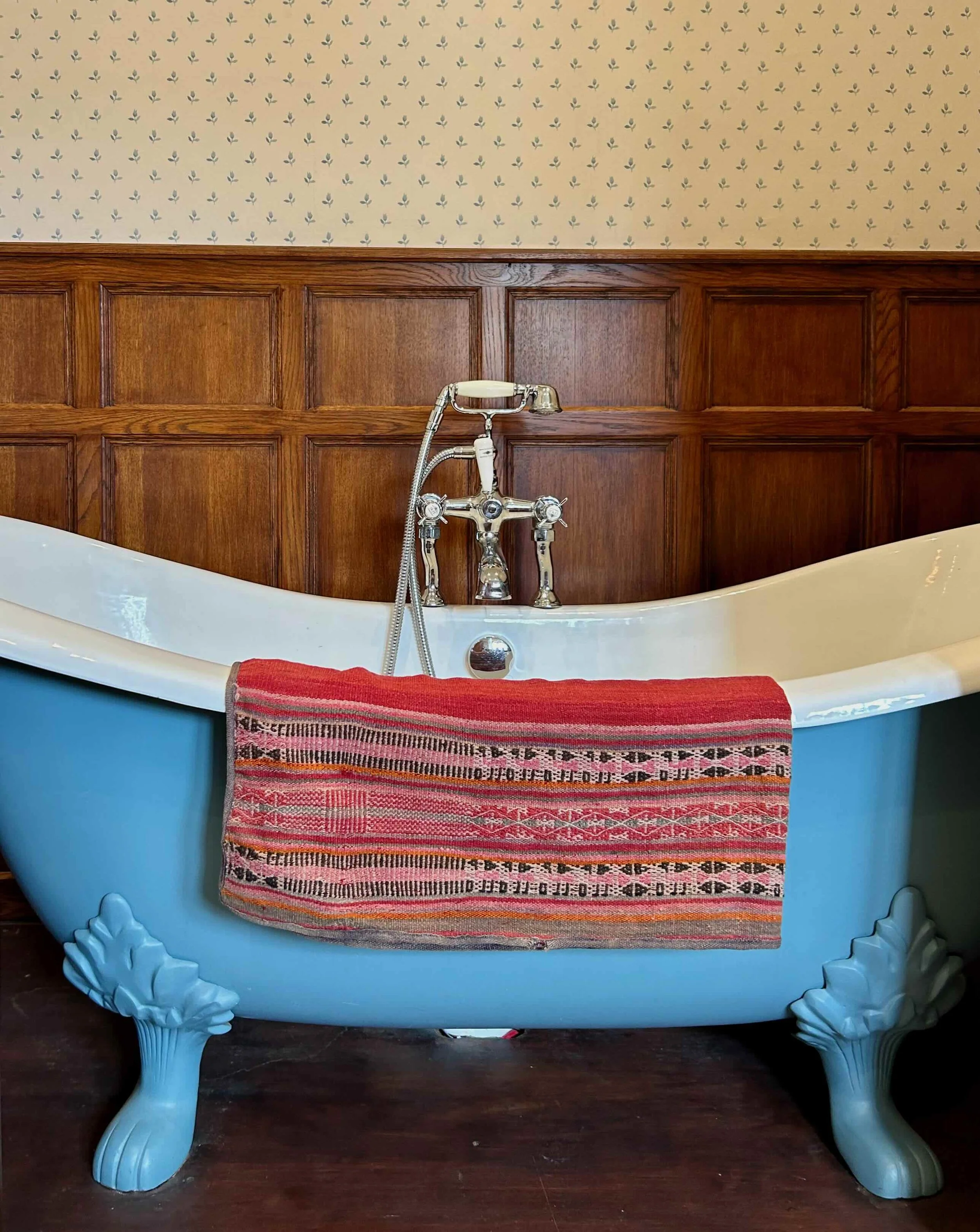 Baignoire Bleue Suddelay Castle.jpg