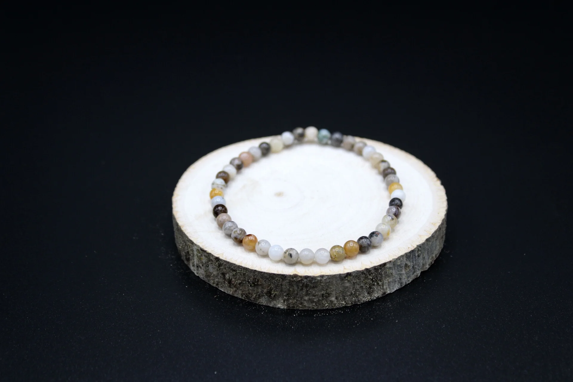 bamboo leaf agate 4mm.jpg