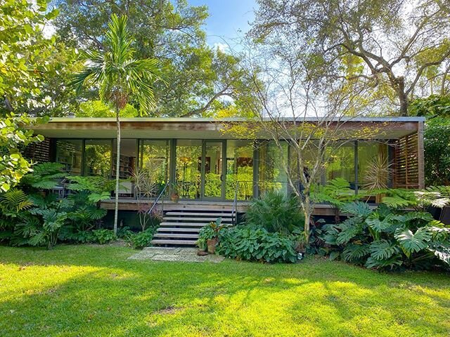 &diams;️Featured on Netflix: The World&rsquo;s Most Extraordinary Homes, the Brillhart House is an award-winning minimalist abode embedded into a verdant landscape. Built with 50&rsquo; steel beams, raised 9&rsquo; off the ground. Toured this beautif