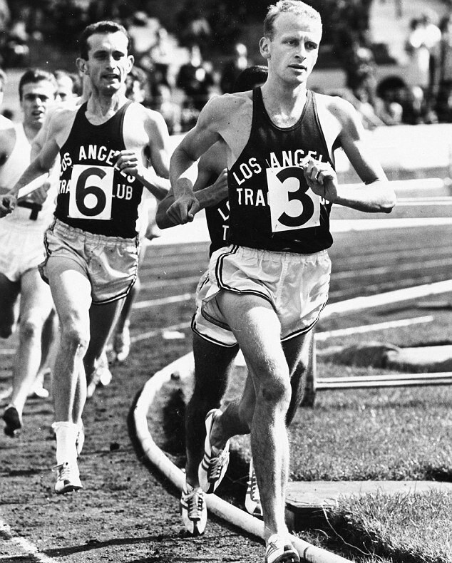  Jim Grelle and Bob Seaman lead the field during the Emsley Carr Mile race 