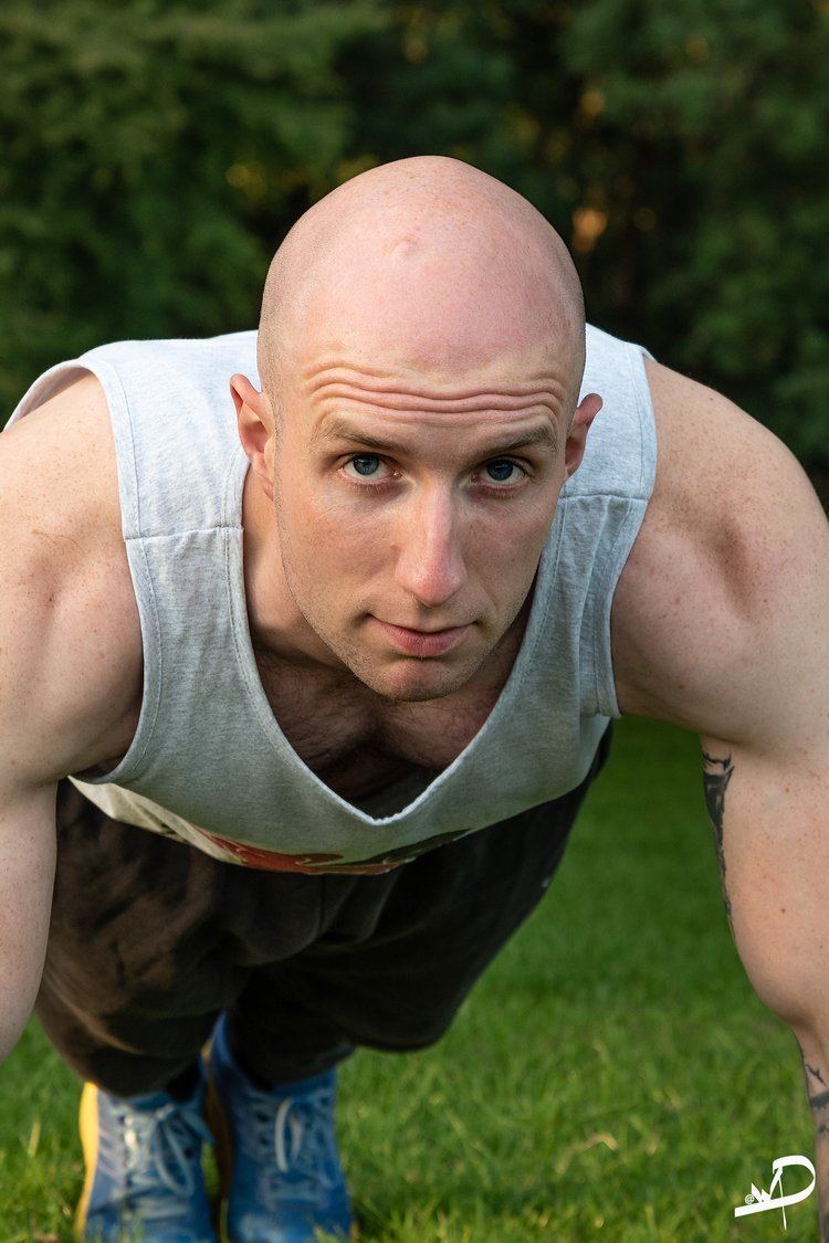 PERSONAL+BRANDING+FITNESS+PHOTOGRAPHY_+Trainer+looking+at+camera+while+training.jpg