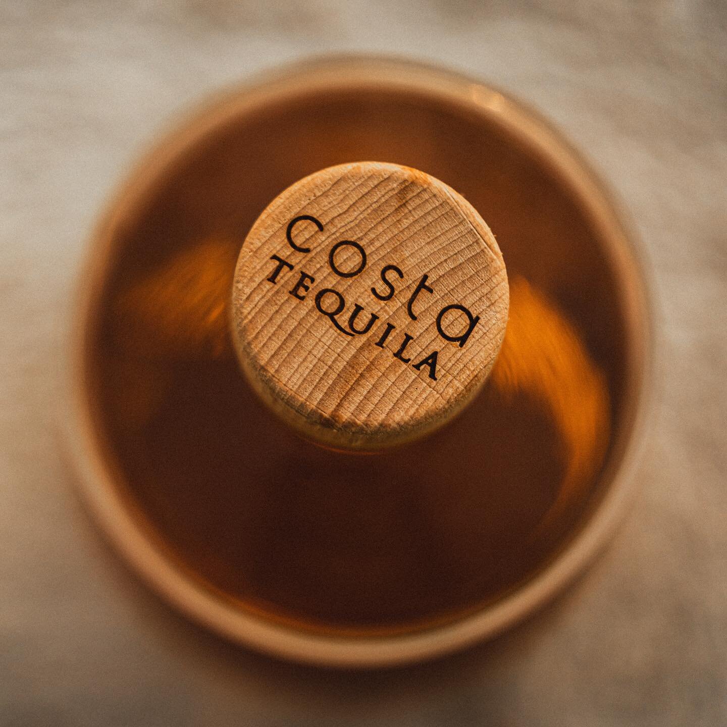 It&rsquo;s all in the details. 

Costa Tequila Reposado is aged for eight months in American Oak Whiskey barrels. 

This aging process creates a complex yet refined flavor profile that accentuates traditional agave tasting notes.

This expression can