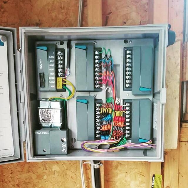 Hunter HCC WIFI upgrade! Atlas water technologies with the clean install! Wiring is art. #bernwood #atlaswatertechnologies #irrigation #irrigationsystem #hunterindustries #ottawa @hunterindustries