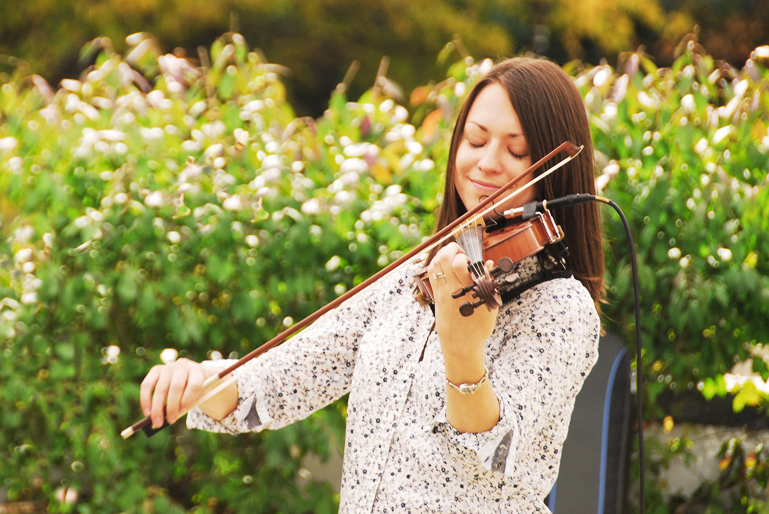 Rock_Band_Music_Violinist_Smile.jpg