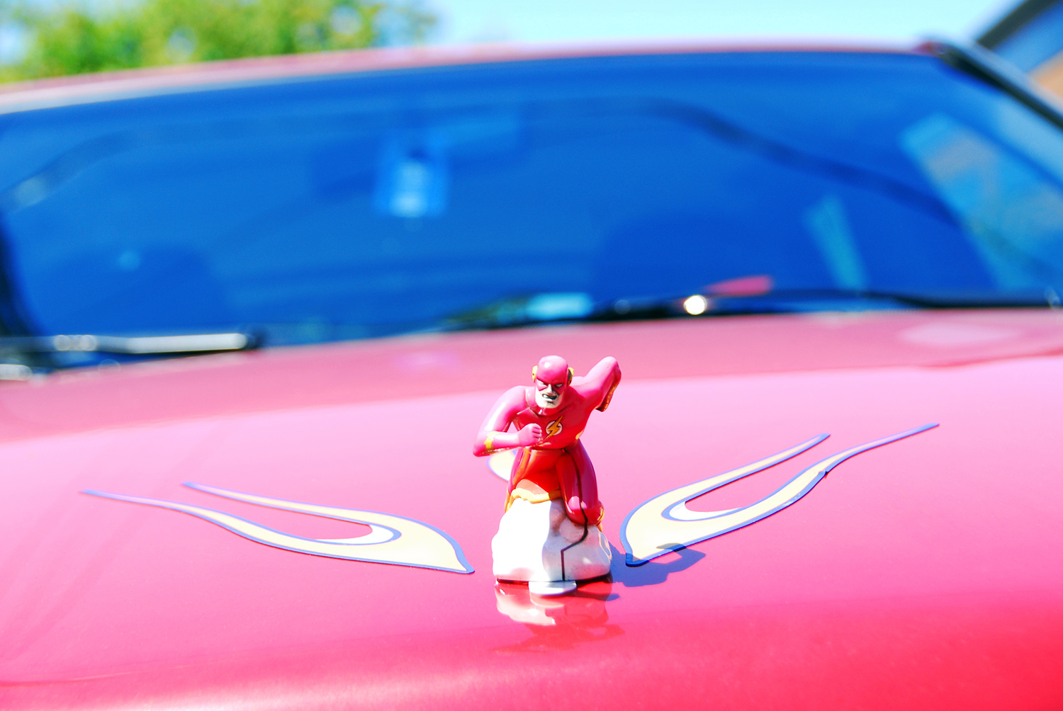 The_Flash_Hood_Ornament_Pink_Car_Blue_Windshield.jpg