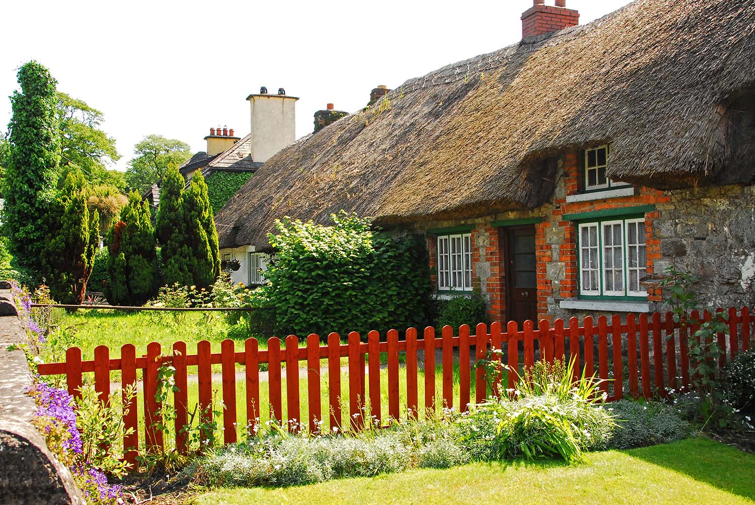 Thatched-Roof_House_Adare_County_Limerick_Ireland.jpg