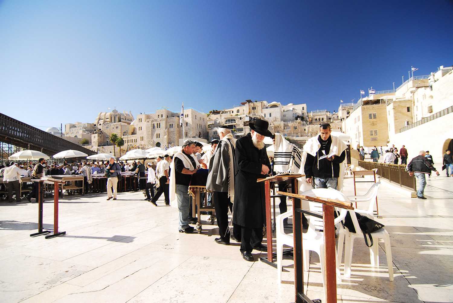 Orthodox_Jewish_Men_Praying_Near_Western_Wall_Jerusalem.jpg