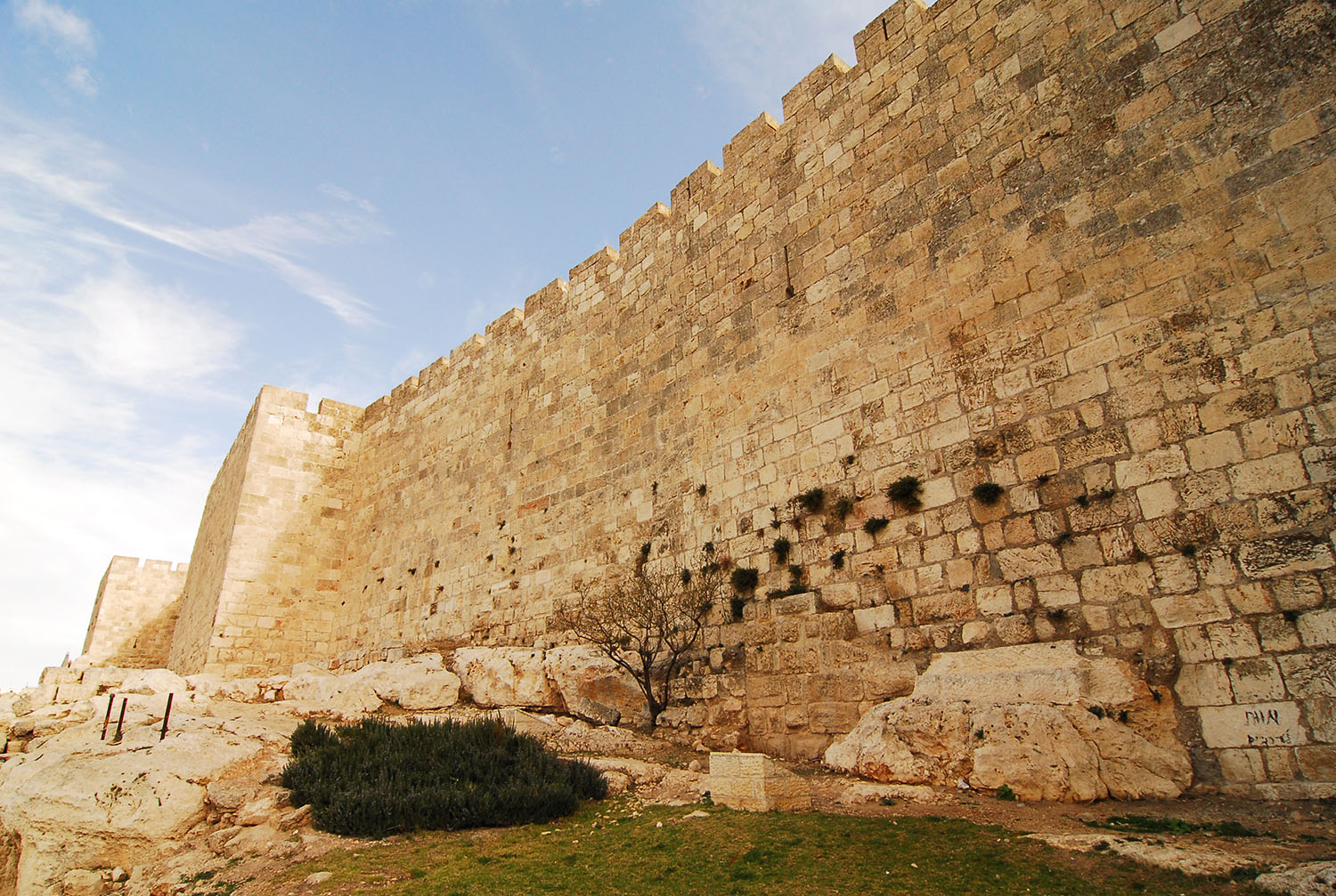 Outer_Wall_Old_City_of_Jerusalem.jpg