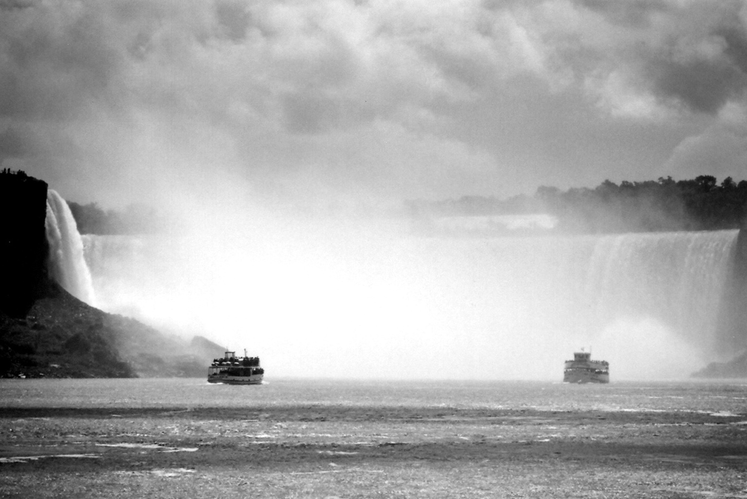 Niagara-Falls_Maid-of-the-Mist_Boats_Tourists_Tourism_Travel_Black-and-White_New-York.jpg