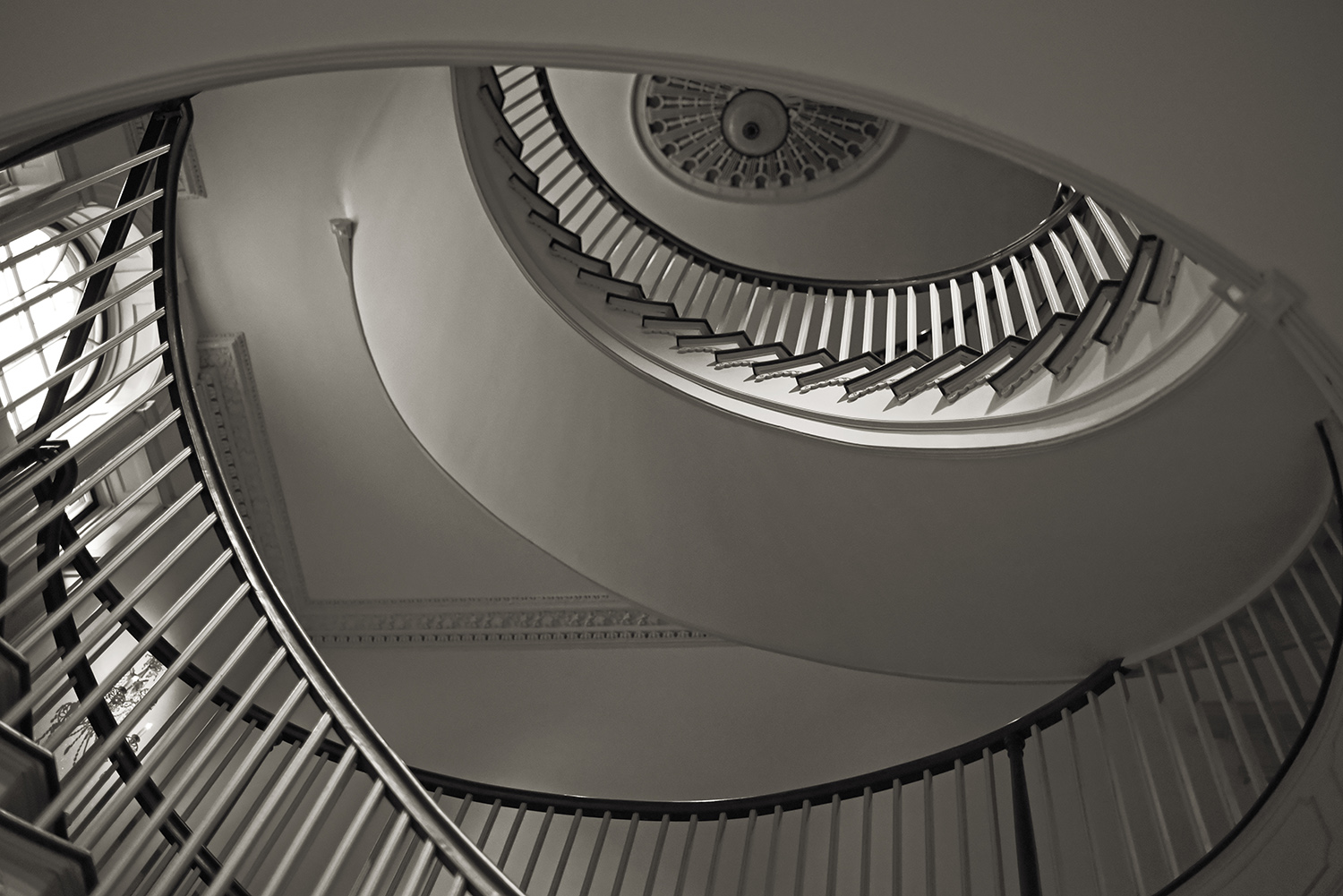 Architecture_Winterthur_Gardens_Mansion_Spiral_Staircase_Interior_Tourism_Wilmington_Delaware.jpg