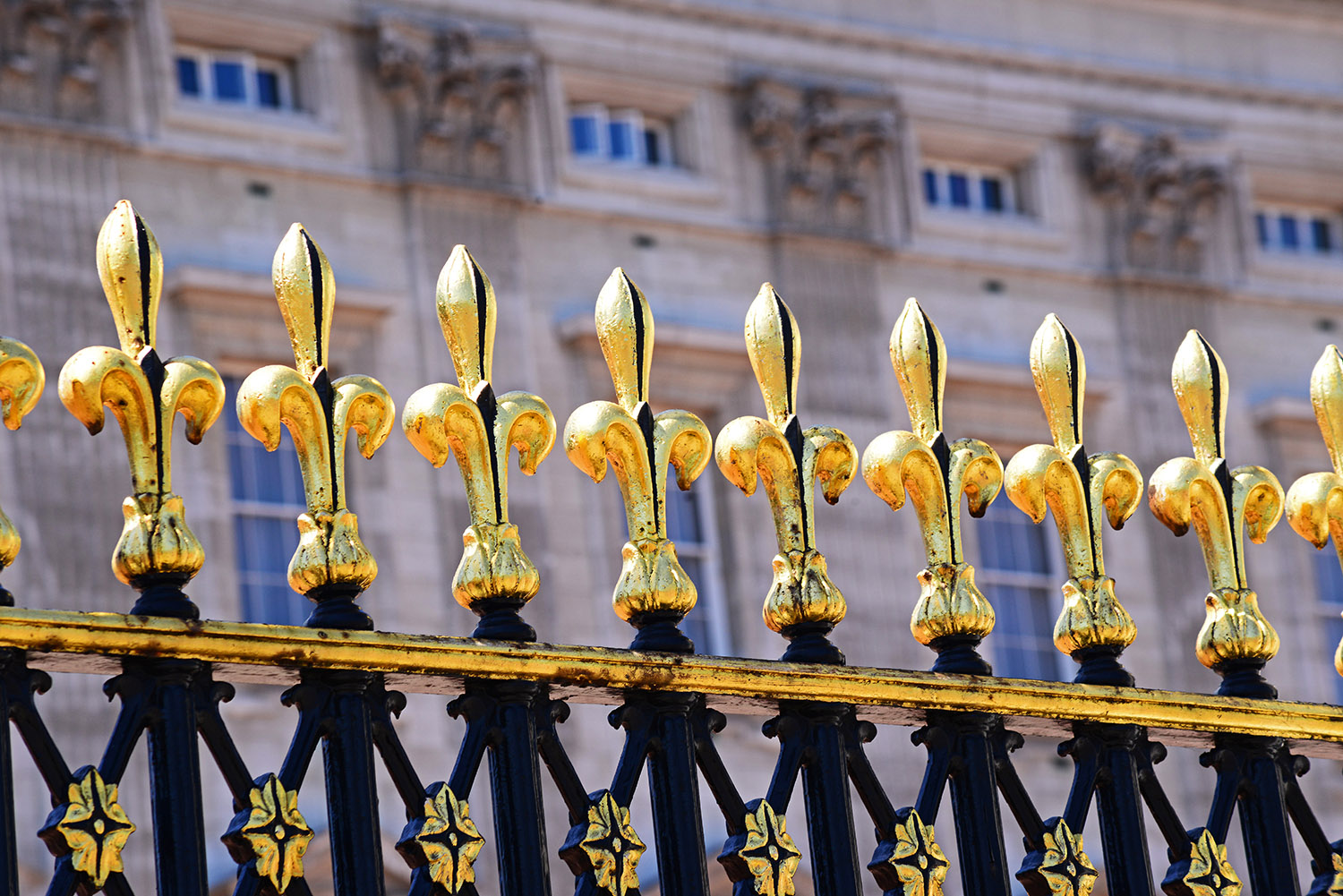 Fleur_De_Lis_Wrought_Iron_Fence_Detail_Buckingham_Palace_Tourism_London_England .jpg