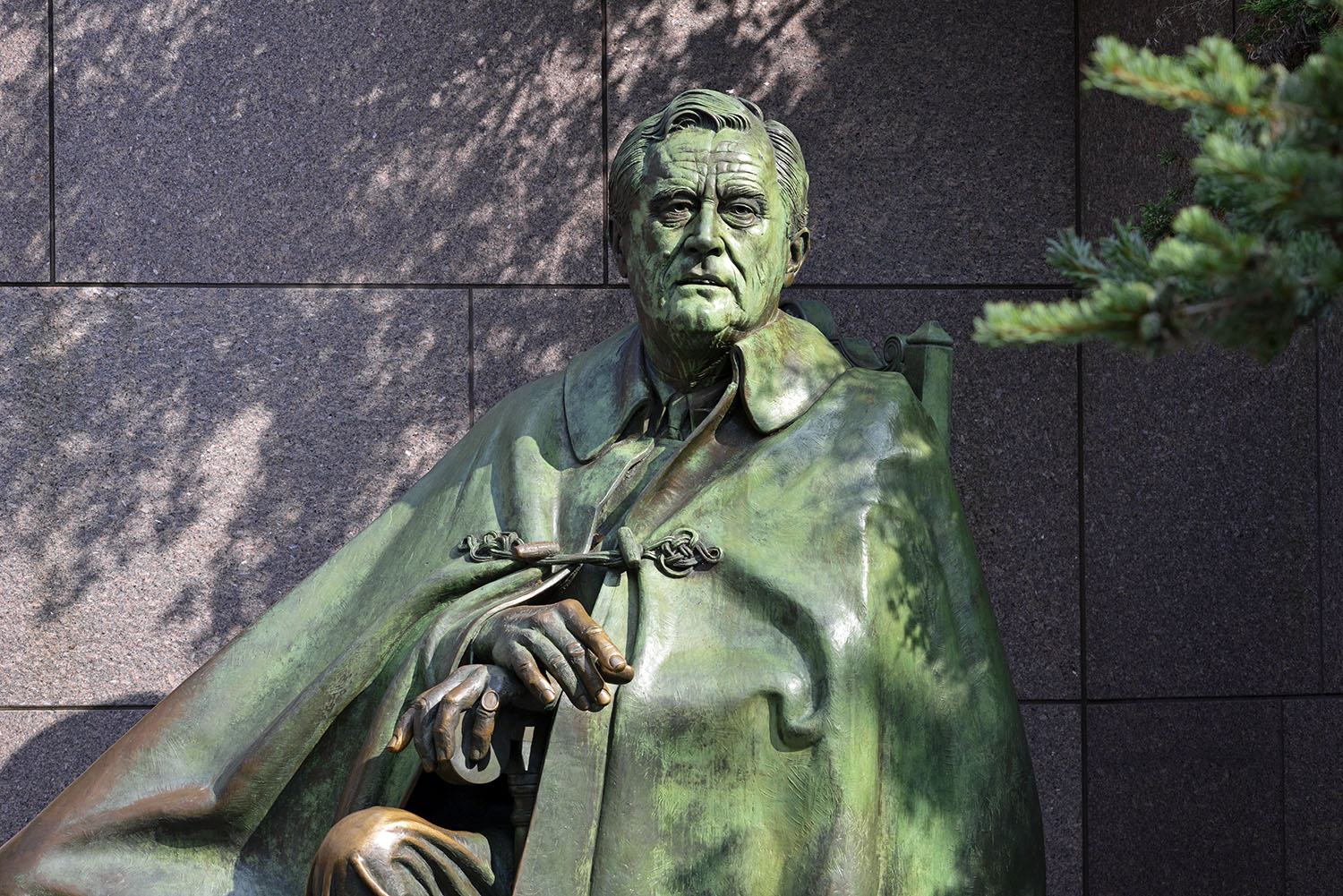 Franklin_Delano_Roosevelt_FDR_Presidential_Memorial_Bronze_Statue_Tourism_Washington_DC.jpg